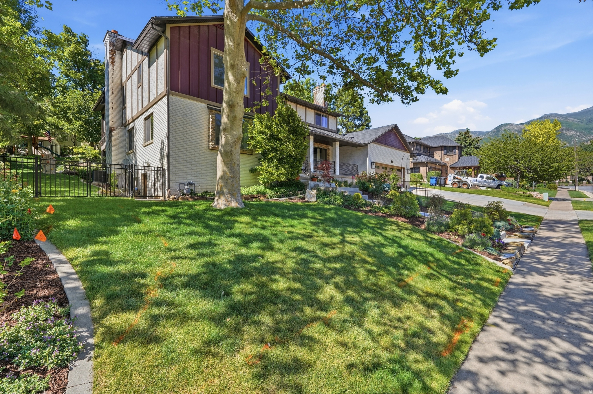 HODS HOLLOW - Residential