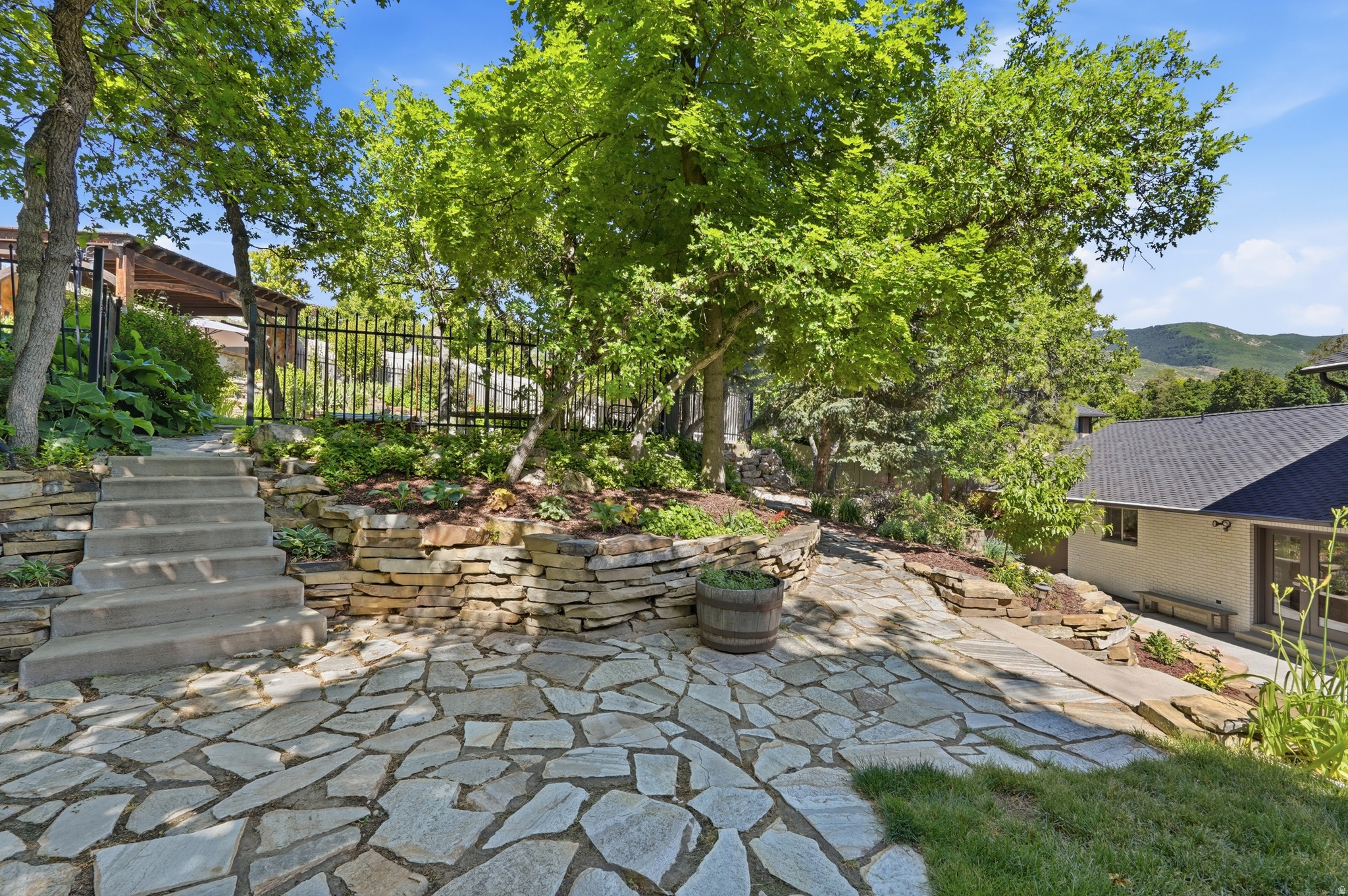HODS HOLLOW - Residential