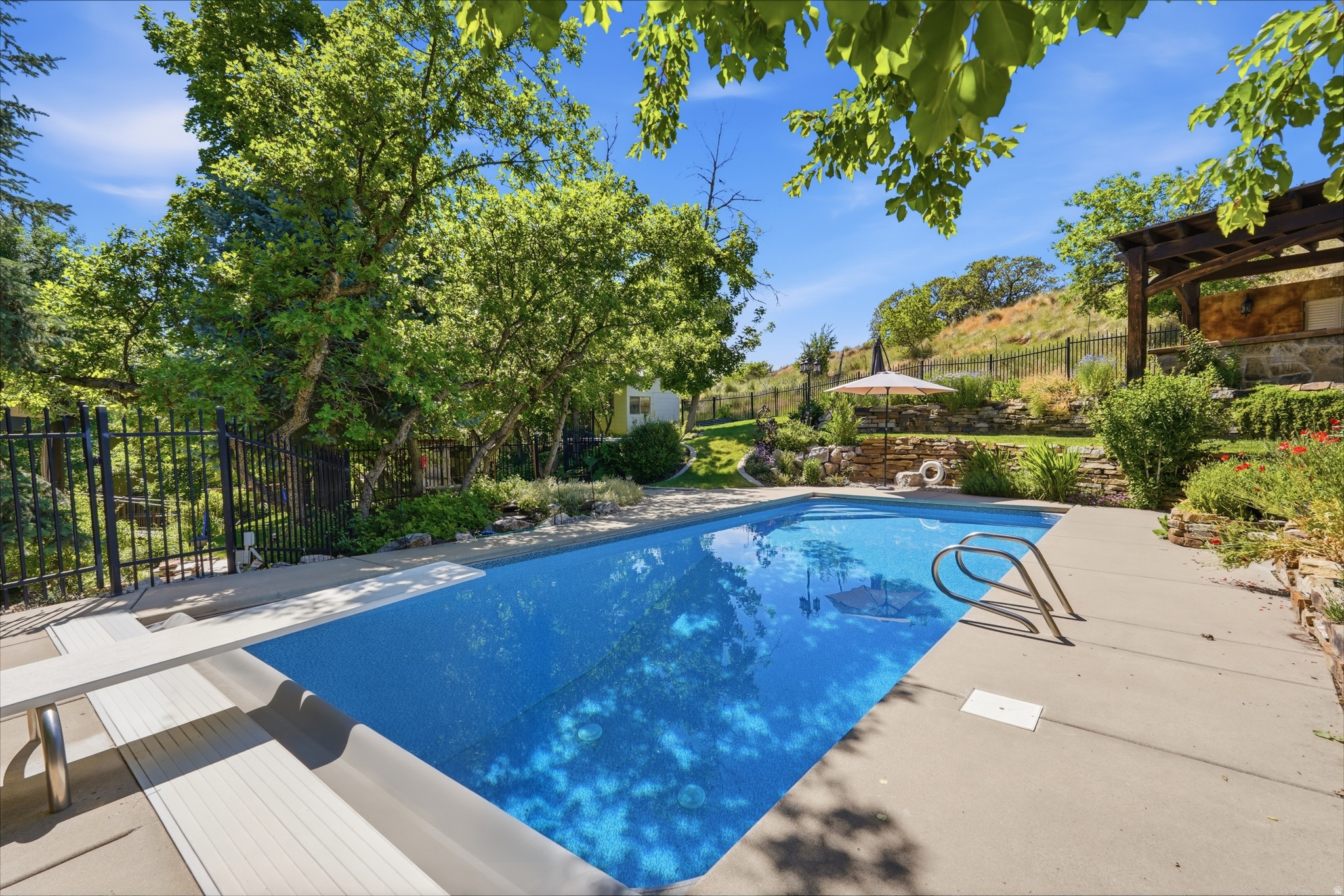 HODS HOLLOW - Residential