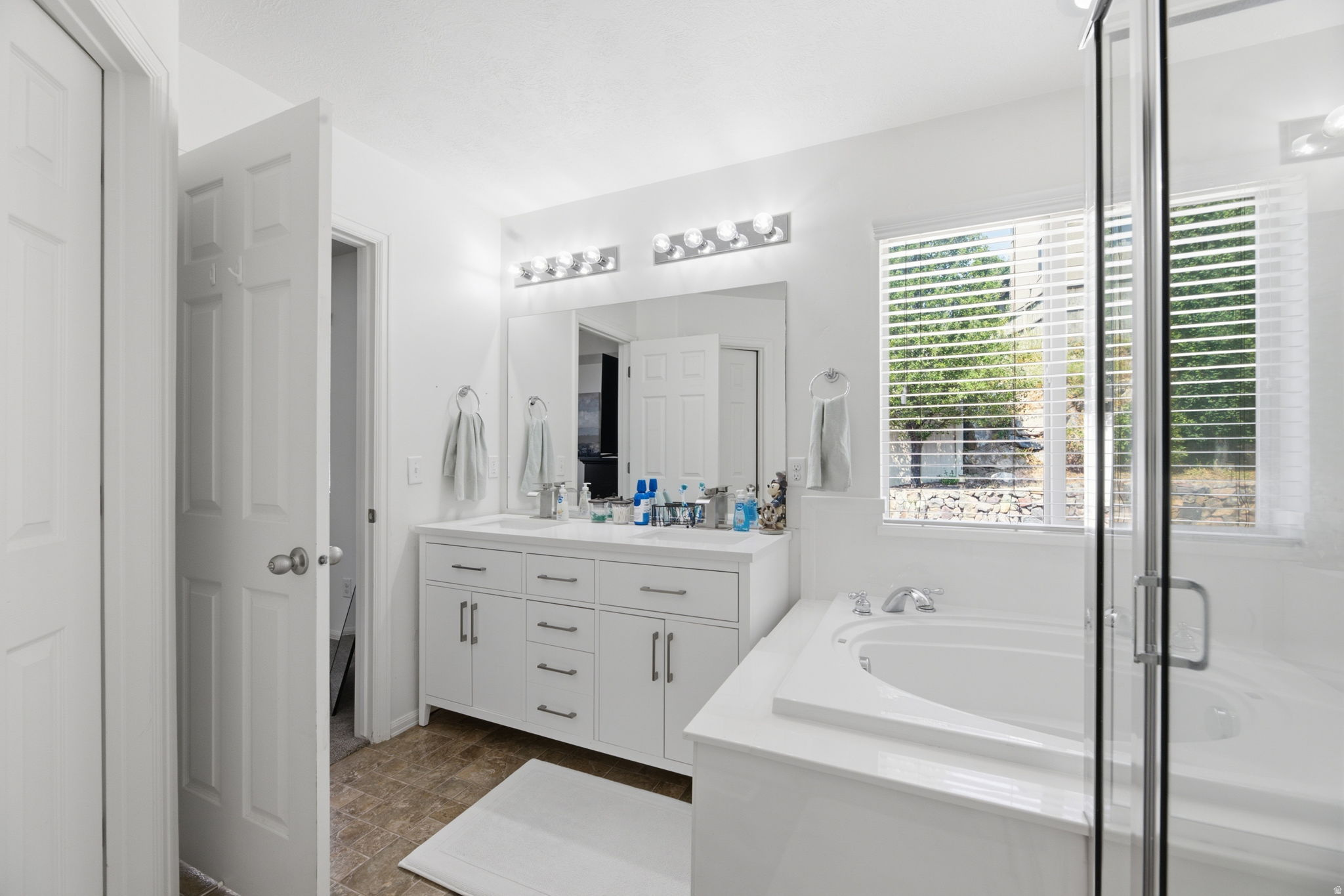 SILVER LAKE - Residential
