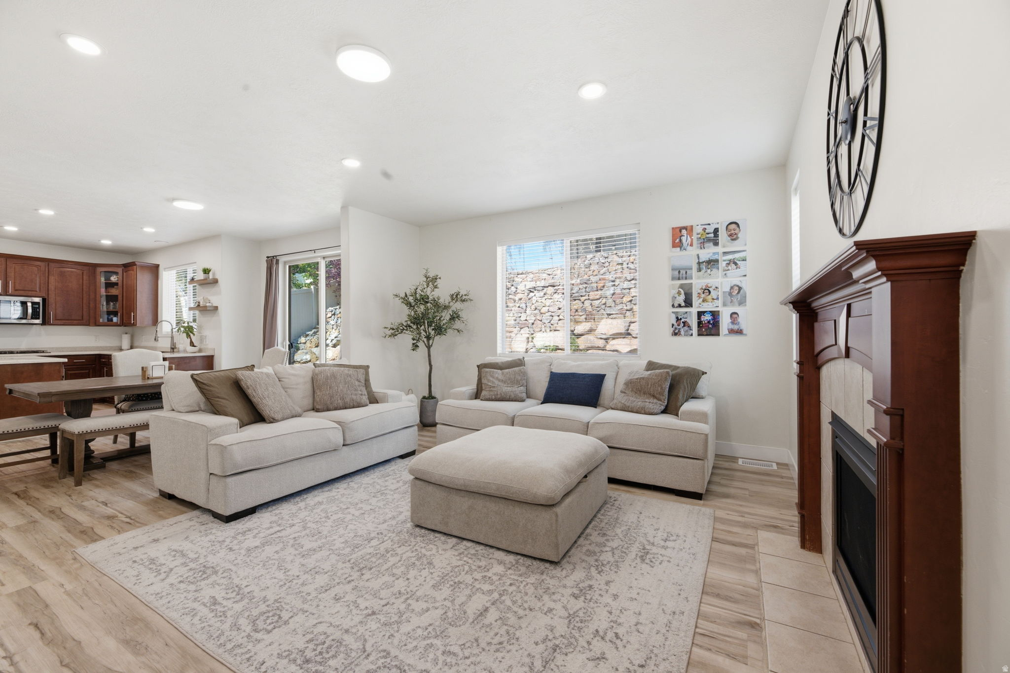 SILVER LAKE - Residential