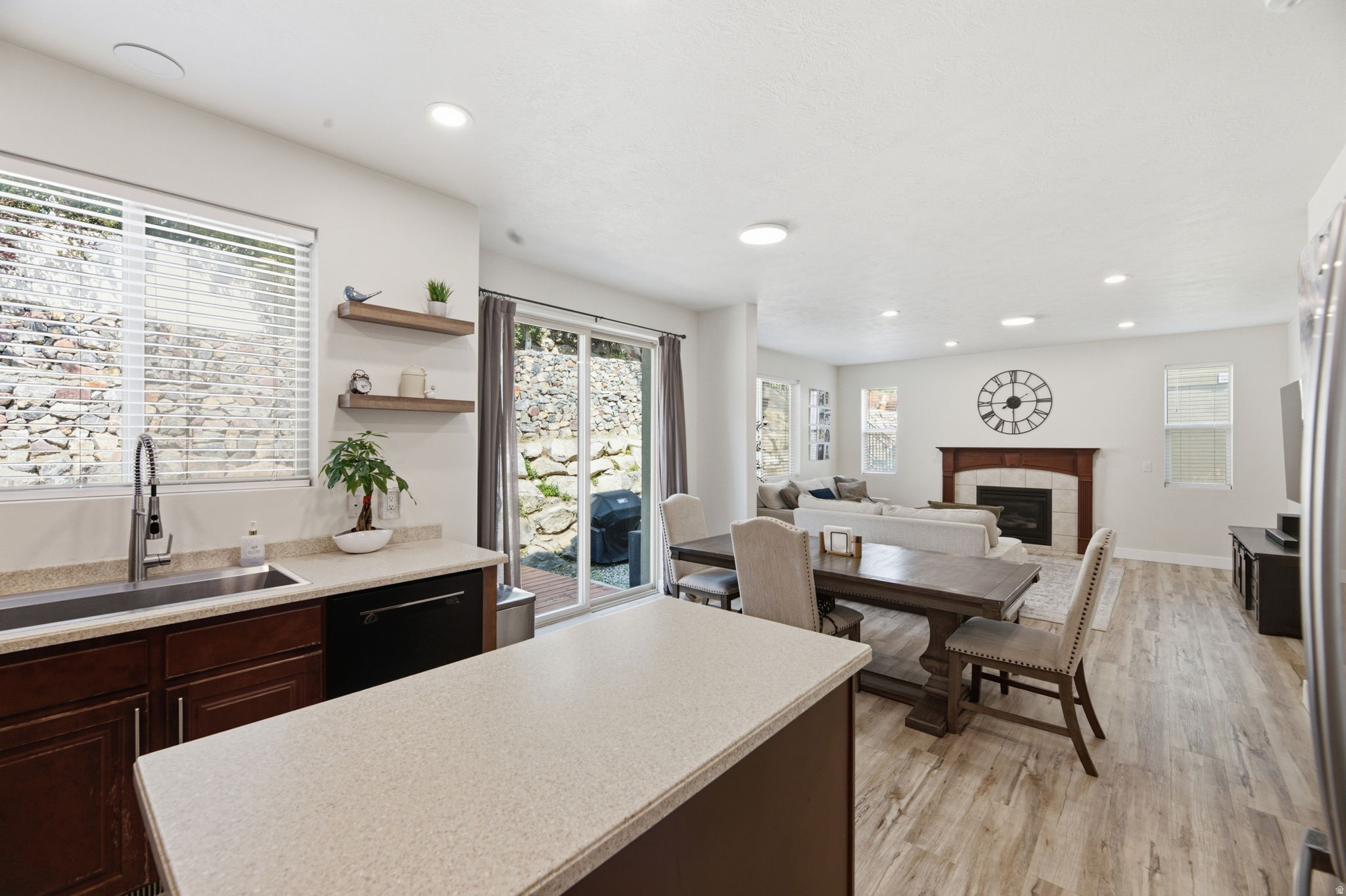 SILVER LAKE - Residential