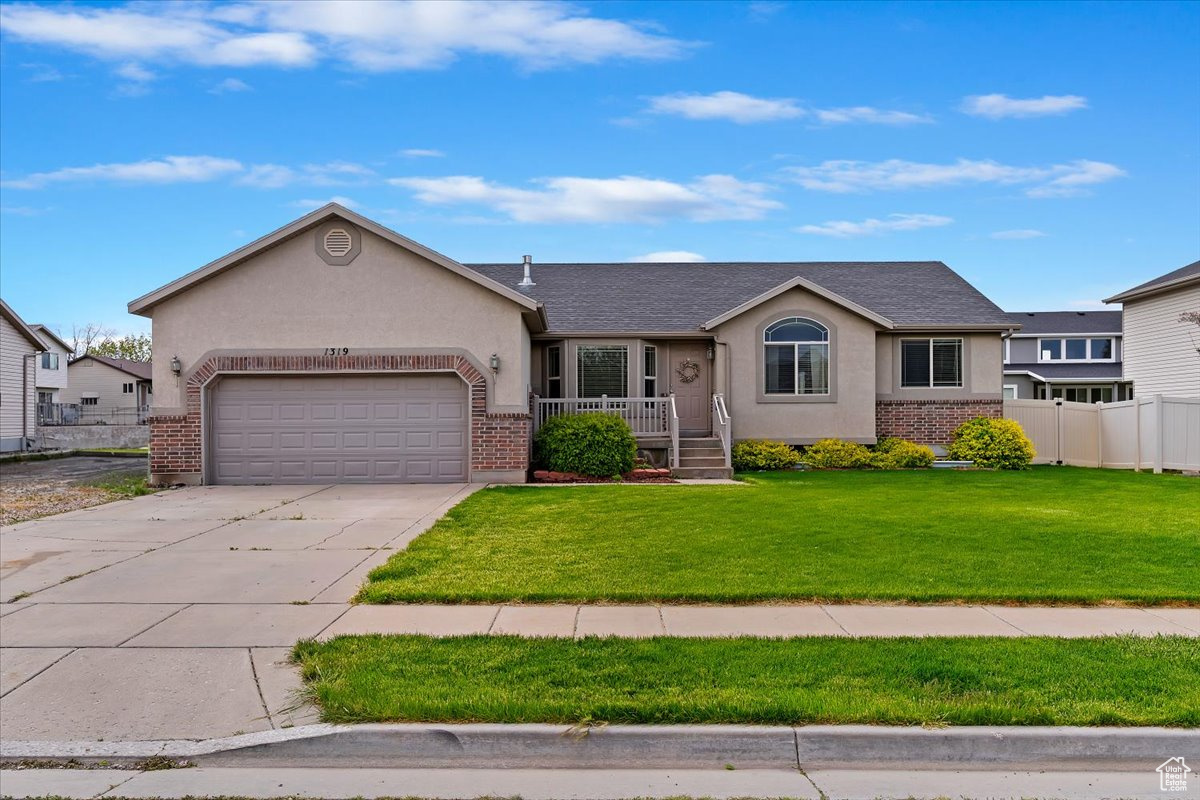 This beautiful Rambler is in a great neighborhood with 6 beds 3 full bath, Perfect for families, Close to schools, shopping & Hill Air force Base. It boasts a master bath with separate tub & shower with  formal living room, Book a tour today to see this coveted property.