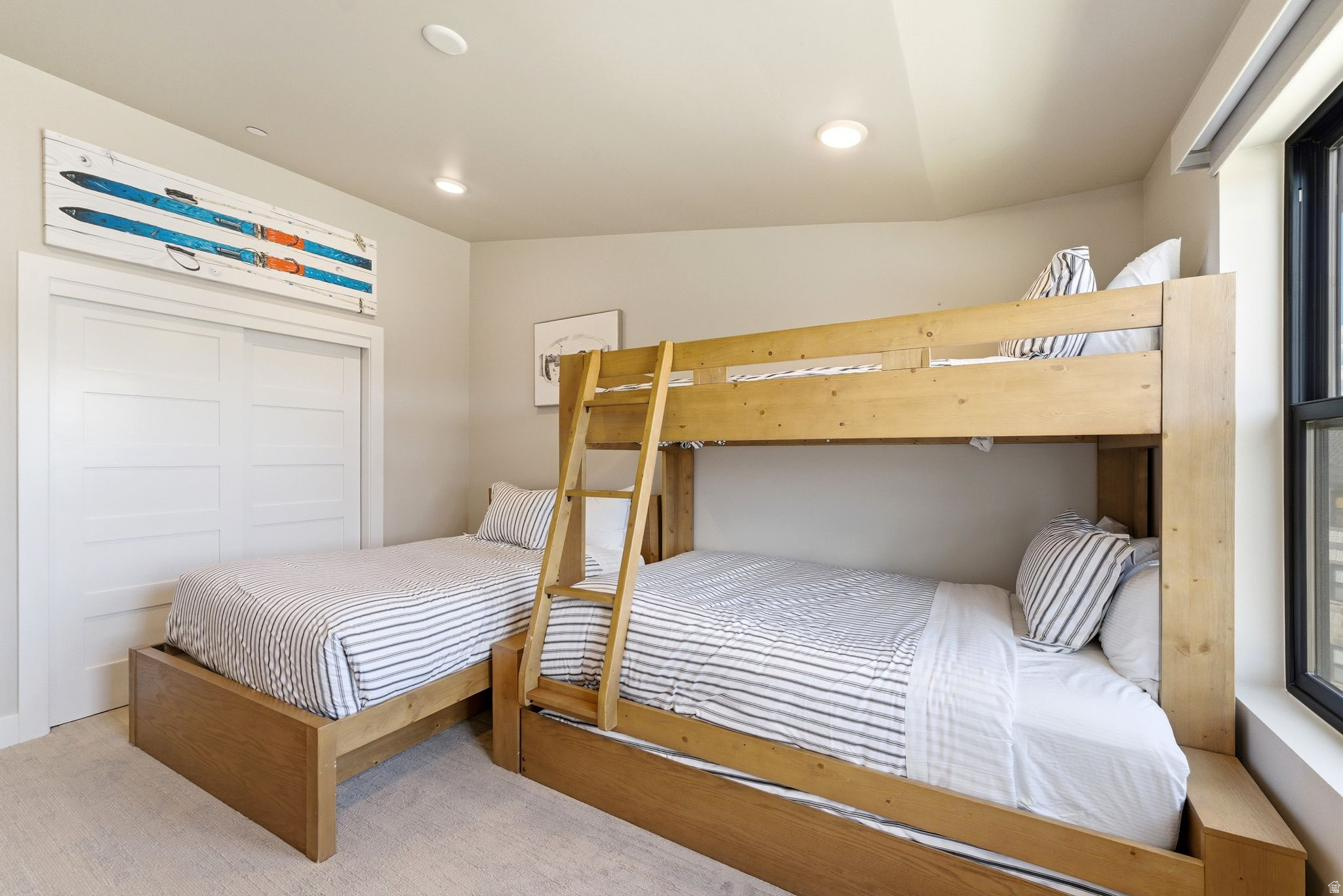 MAYFLOWER LAKESIDE - Residential