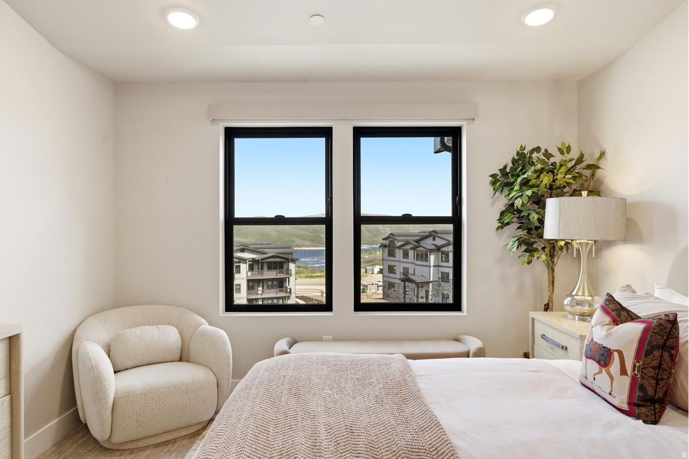 MAYFLOWER LAKESIDE - Residential