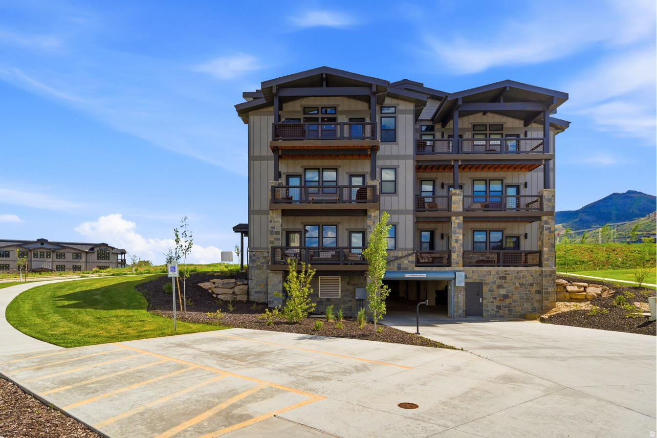 MAYFLOWER LAKESIDE - Residential