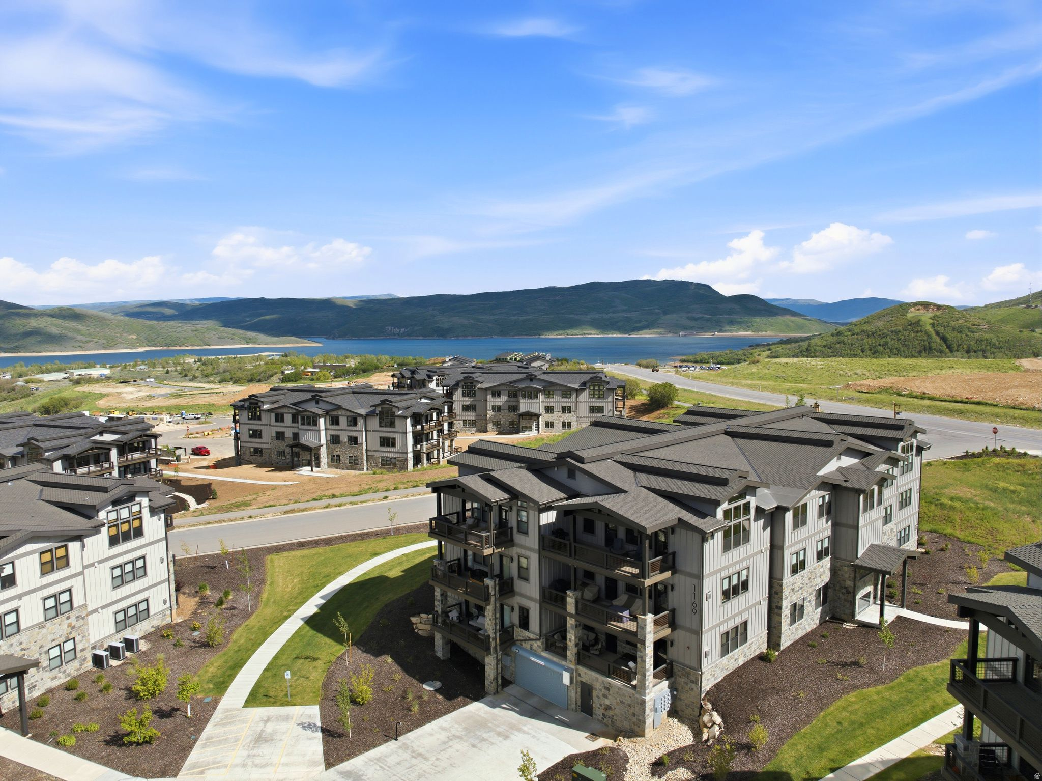 MAYFLOWER LAKESIDE - Residential