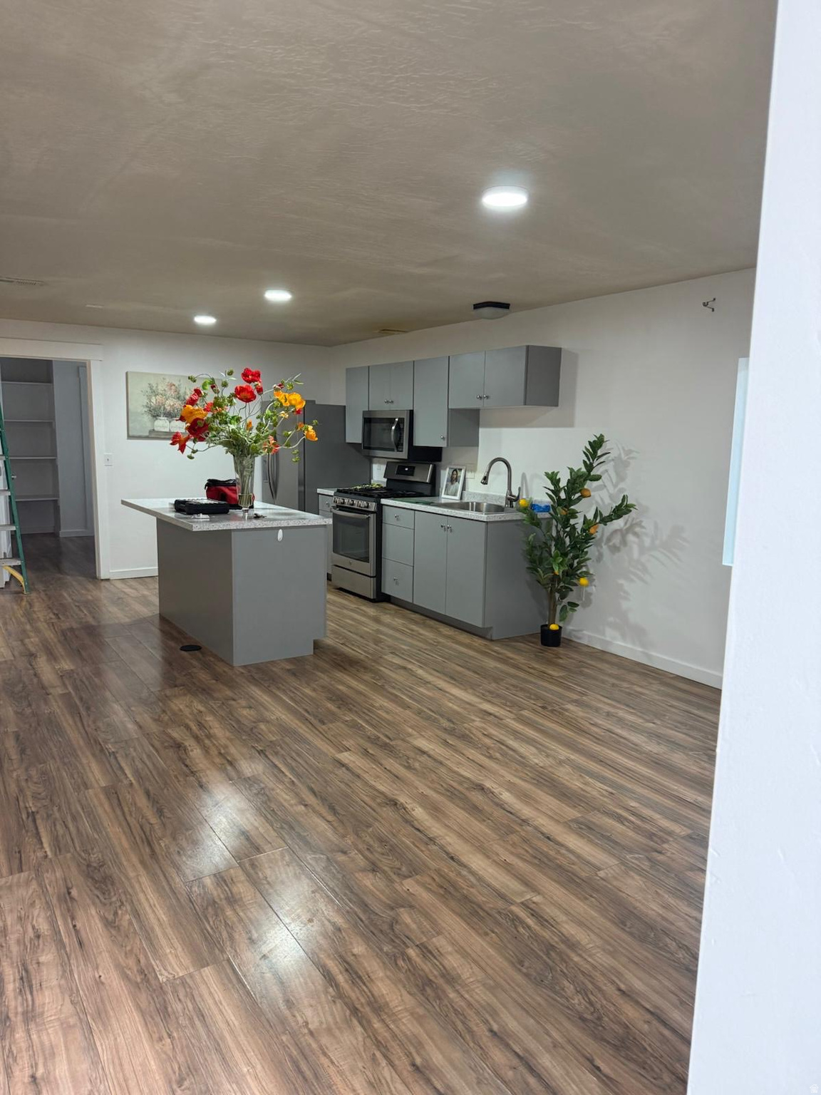 BROADVIEW SHORES 110 - Residential