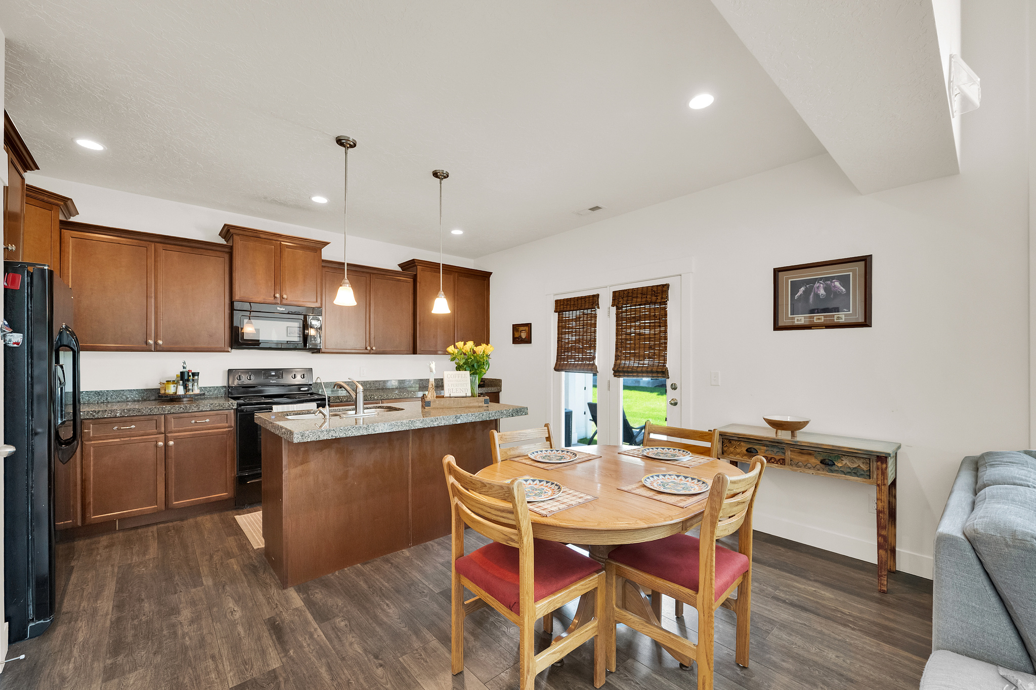 RESIDENCE ON PARK AV - Residential