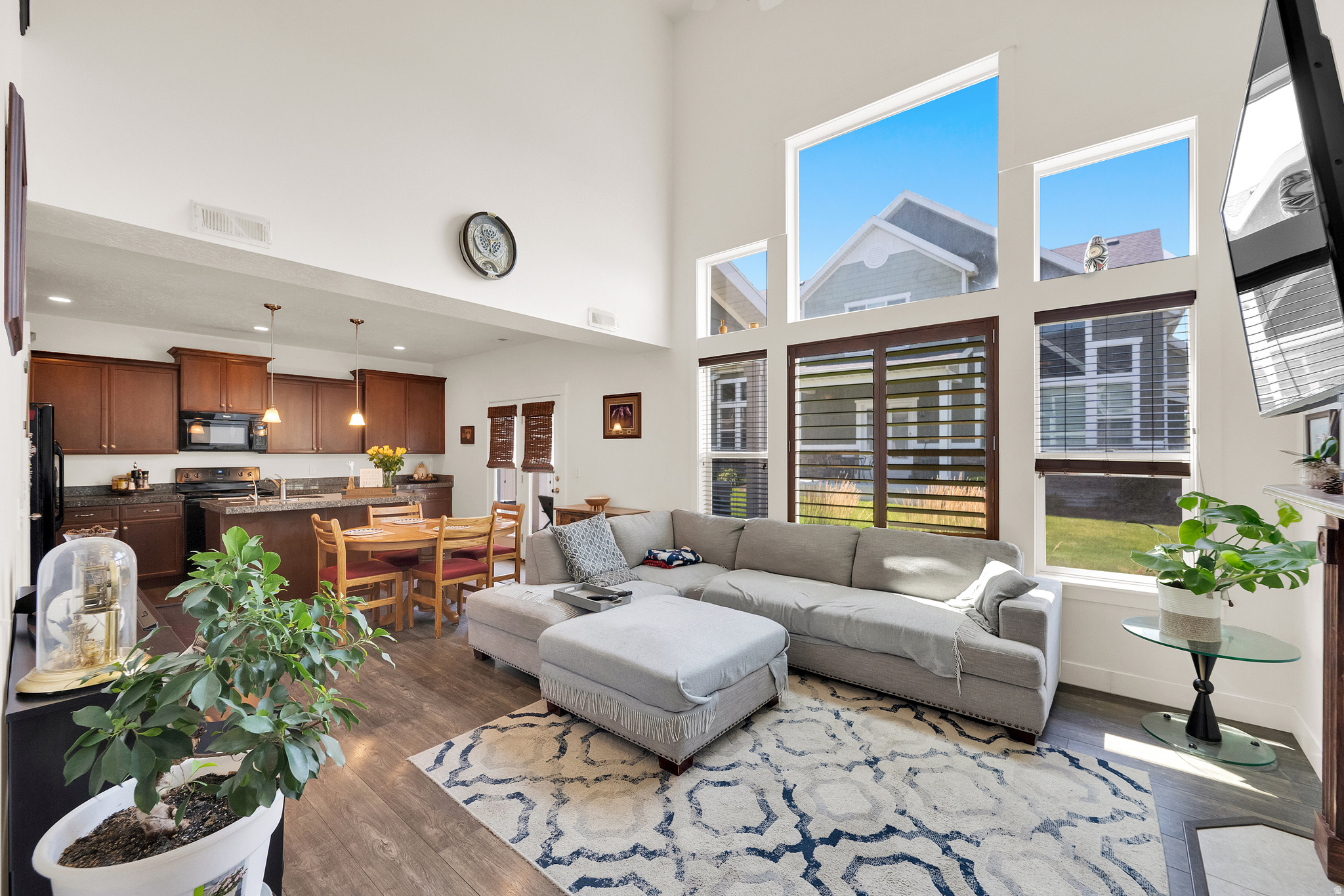 RESIDENCE ON PARK AV - Residential