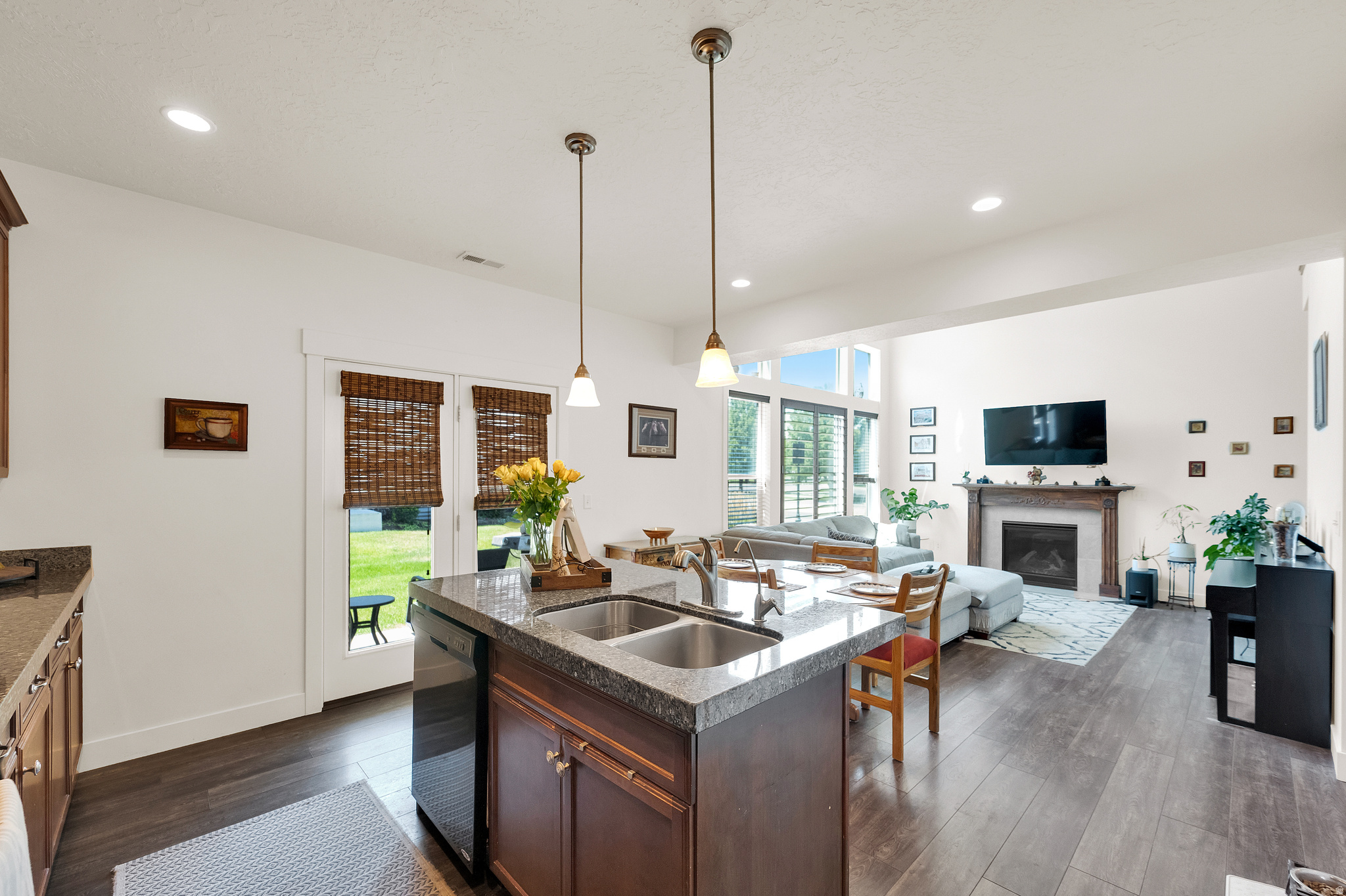 RESIDENCE ON PARK AV - Residential
