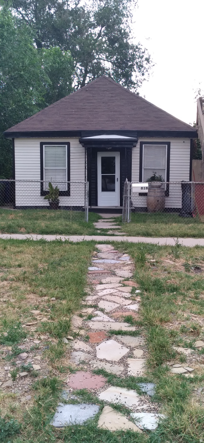 Downtown bungalow style, recently, remodeled home, Should fit your budget.  Great location close to schools shopping and work.  Won't last last long.