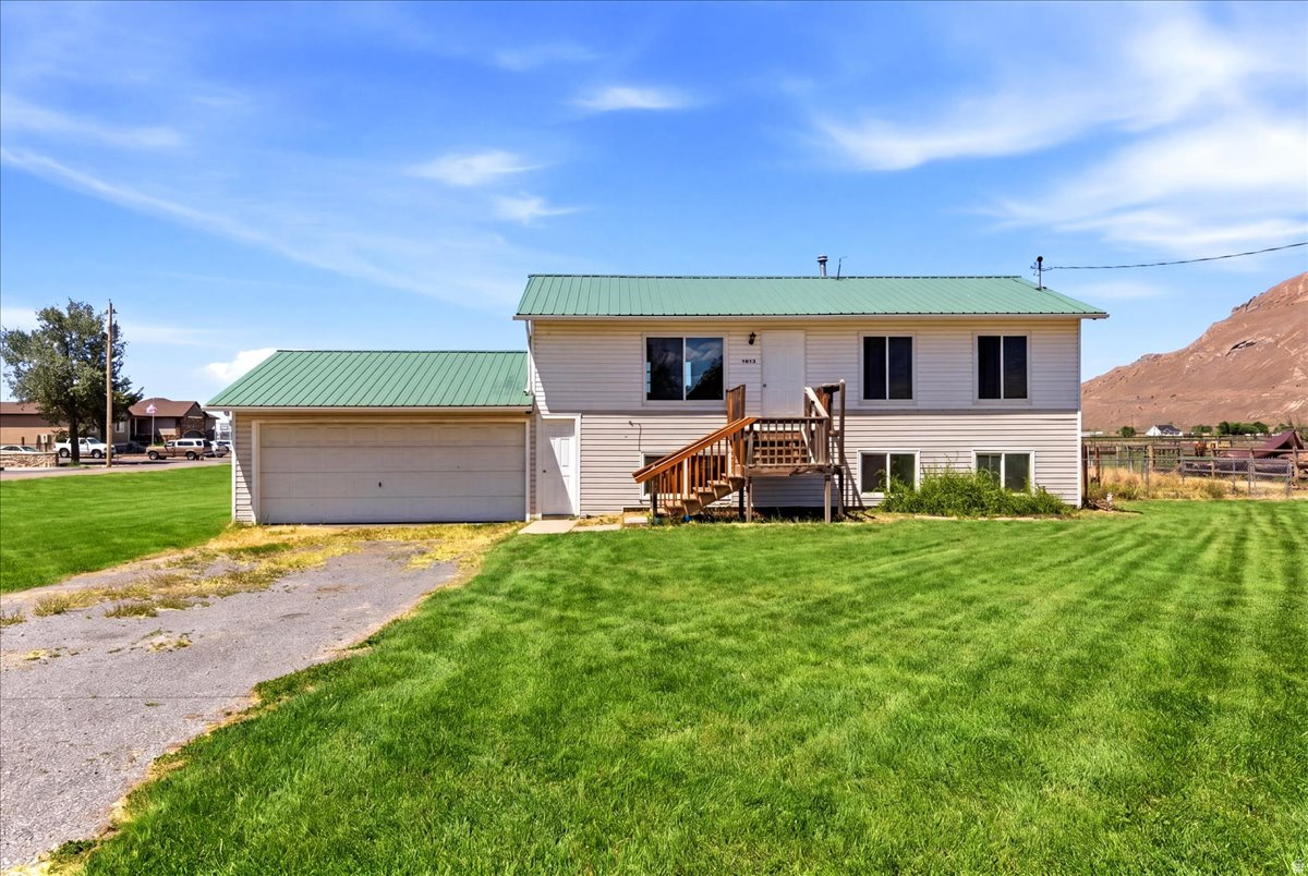 Come home to your little slice of heaven. Easy access to highway 201. Less than 30 minutes to downtown SLC but you you get all the perks of living in the country. 2 car garage, 5 bedrooms, 2 bathrooms and a huge .85 acre lot. Come check it out before it's gone!