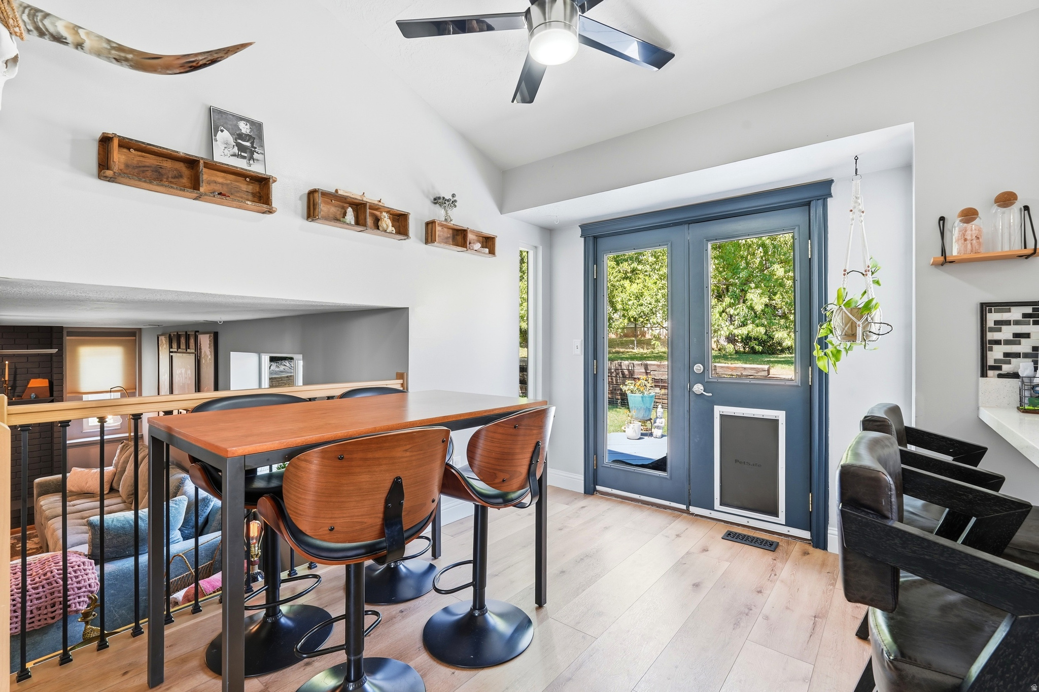 COUNTRY HOLLOW - Residential