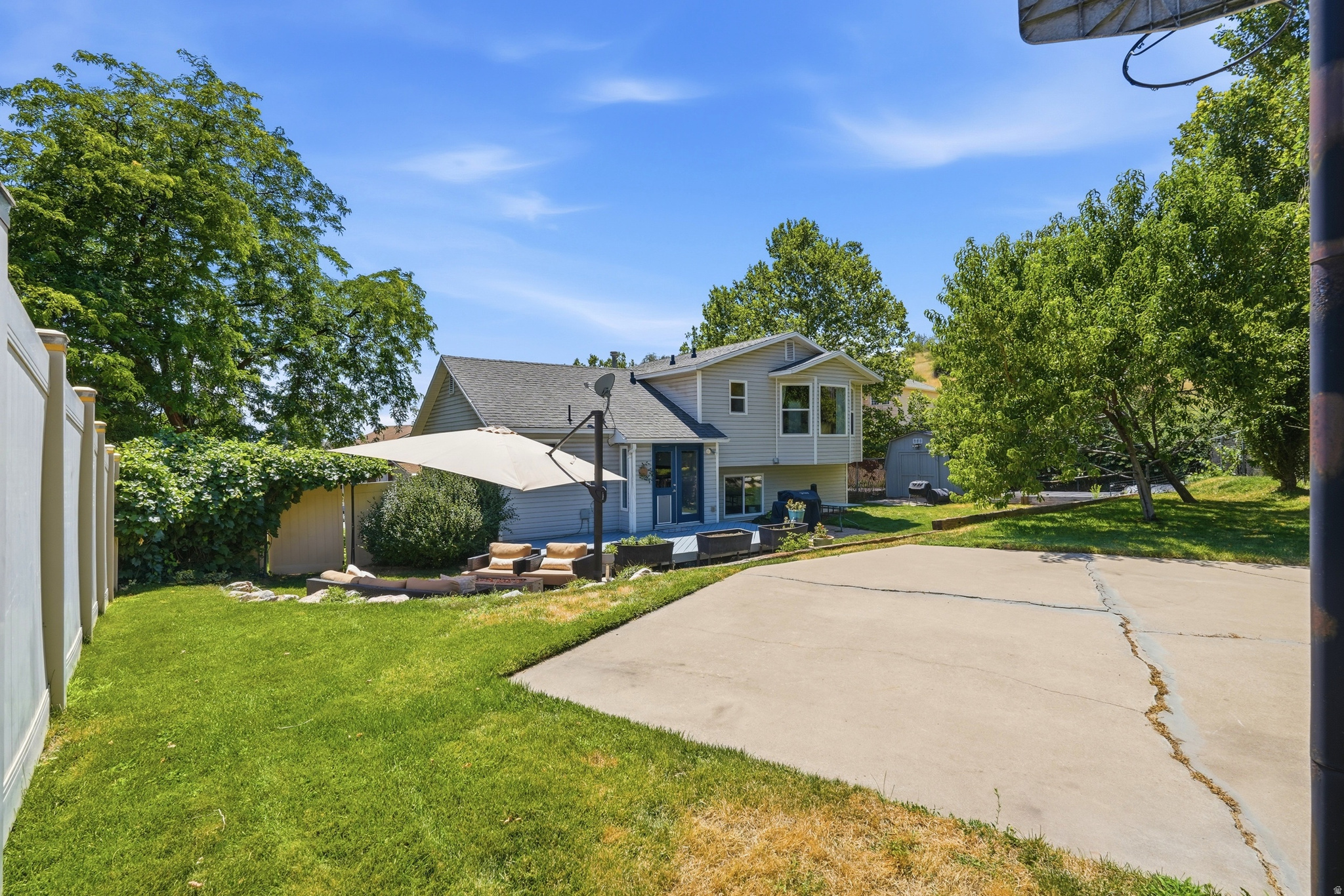 COUNTRY HOLLOW - Residential