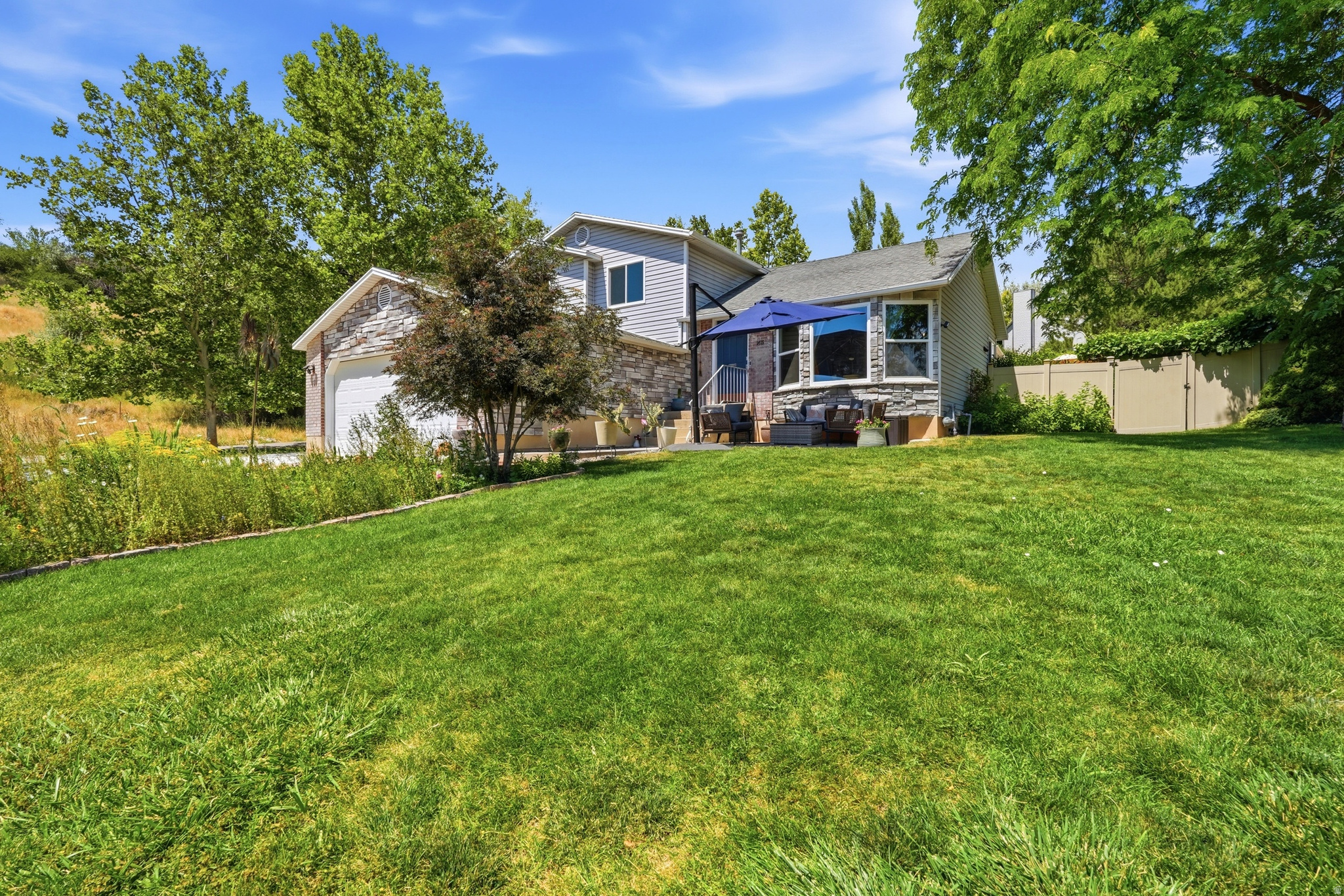 COUNTRY HOLLOW - Residential