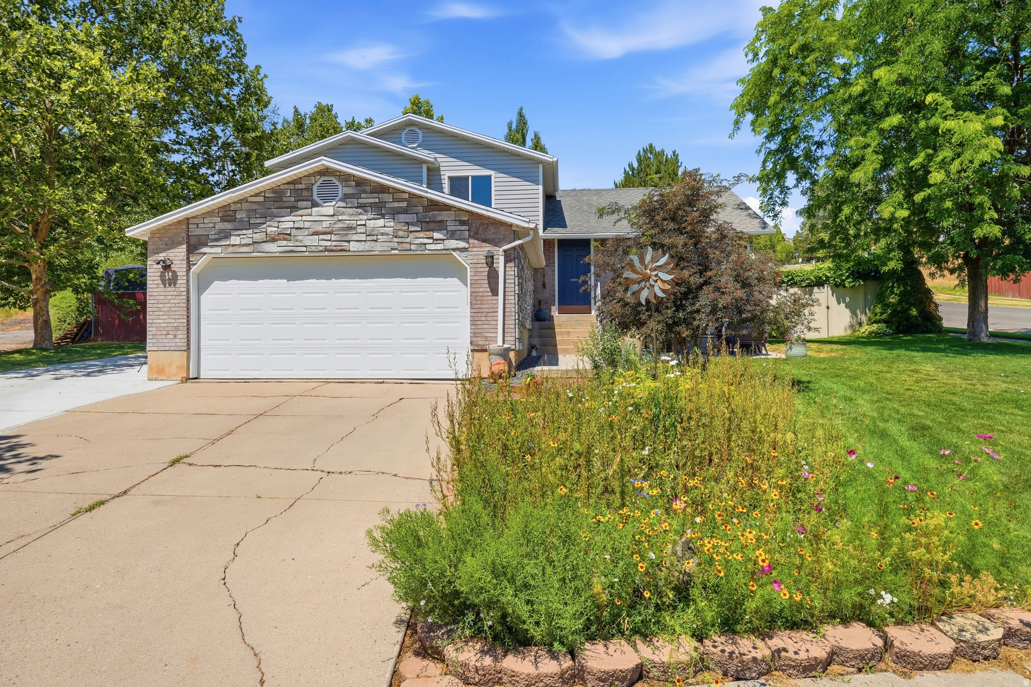 COUNTRY HOLLOW - Residential