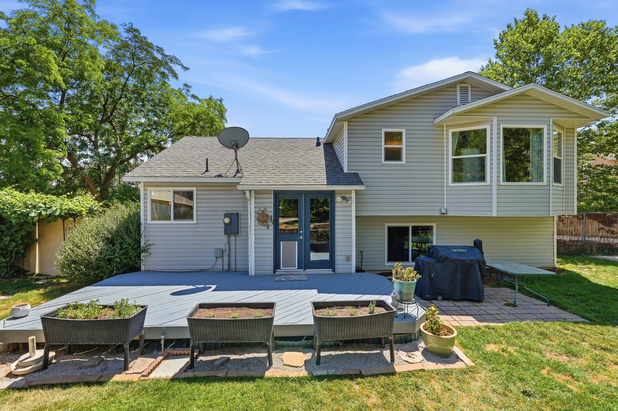 COUNTRY HOLLOW - Residential