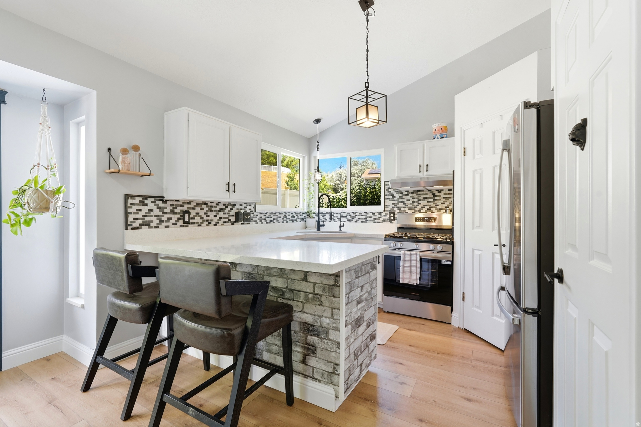 COUNTRY HOLLOW - Residential
