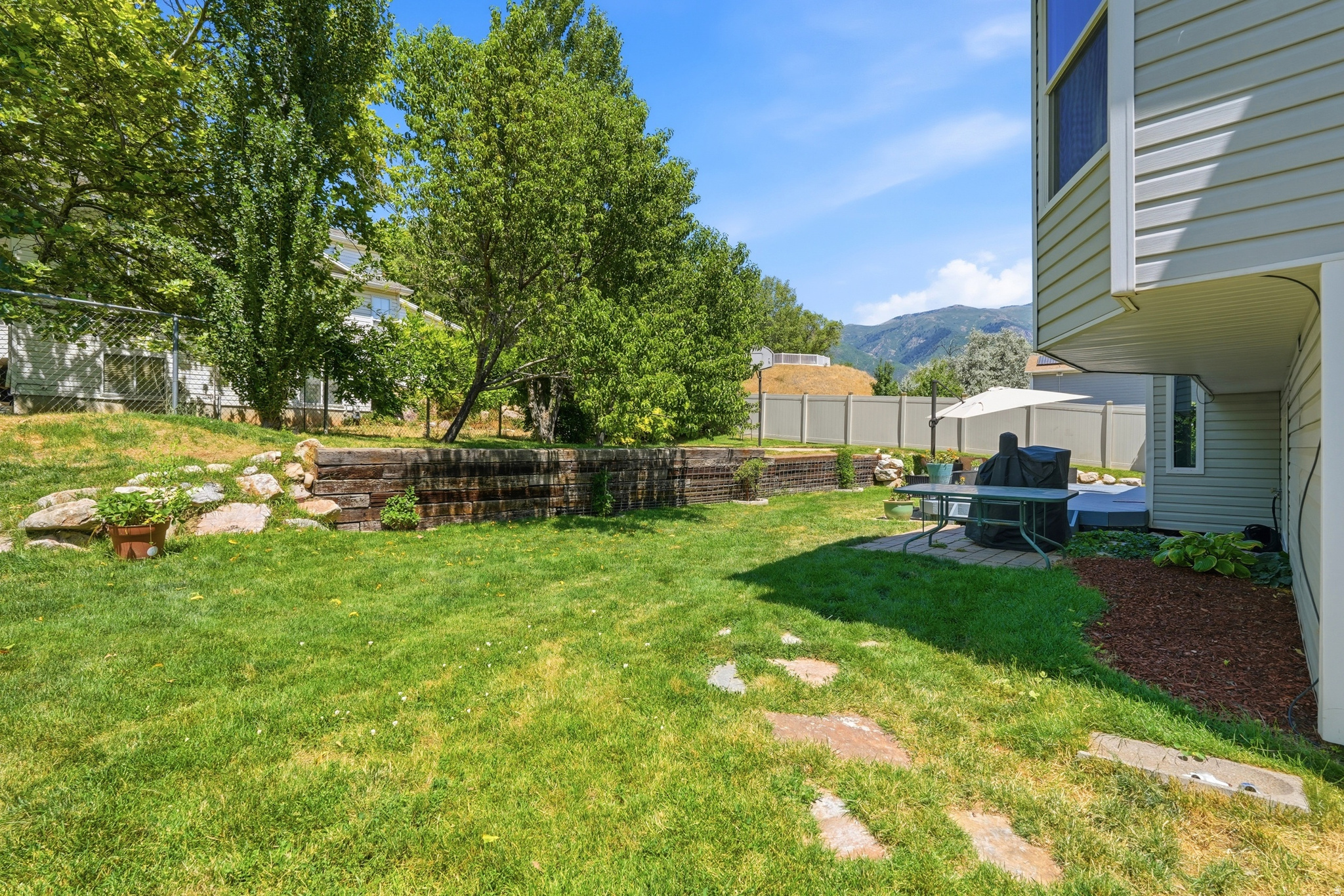 COUNTRY HOLLOW - Residential