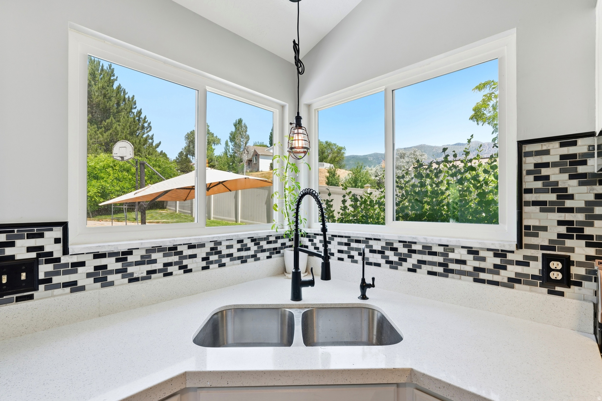 COUNTRY HOLLOW - Residential