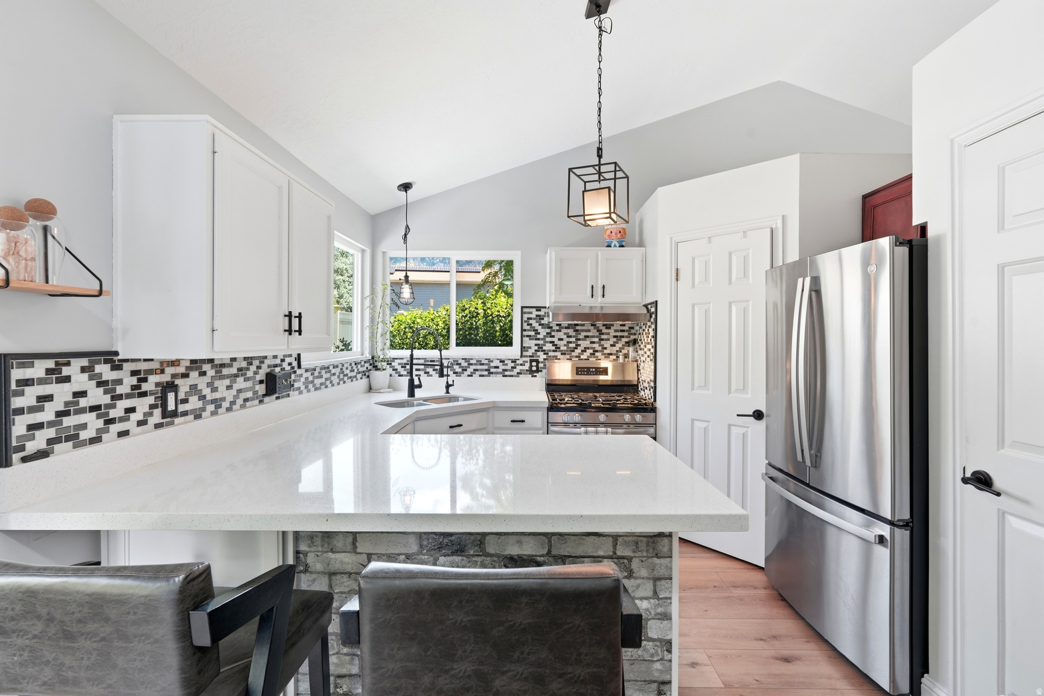 COUNTRY HOLLOW - Residential