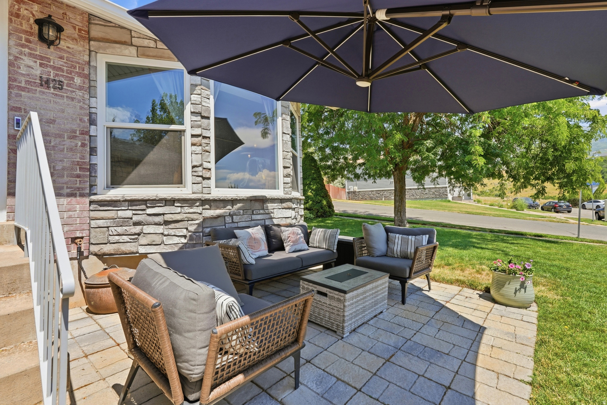 COUNTRY HOLLOW - Residential