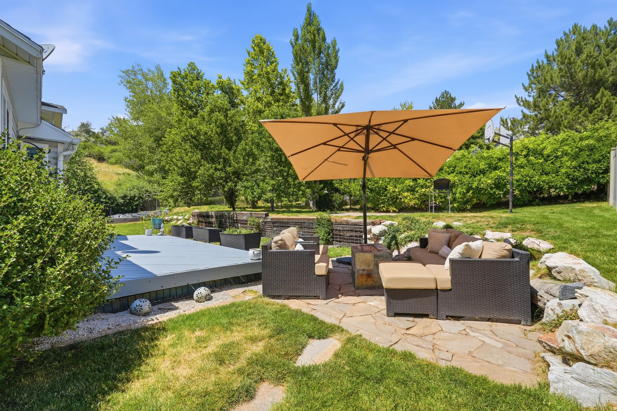 COUNTRY HOLLOW - Residential