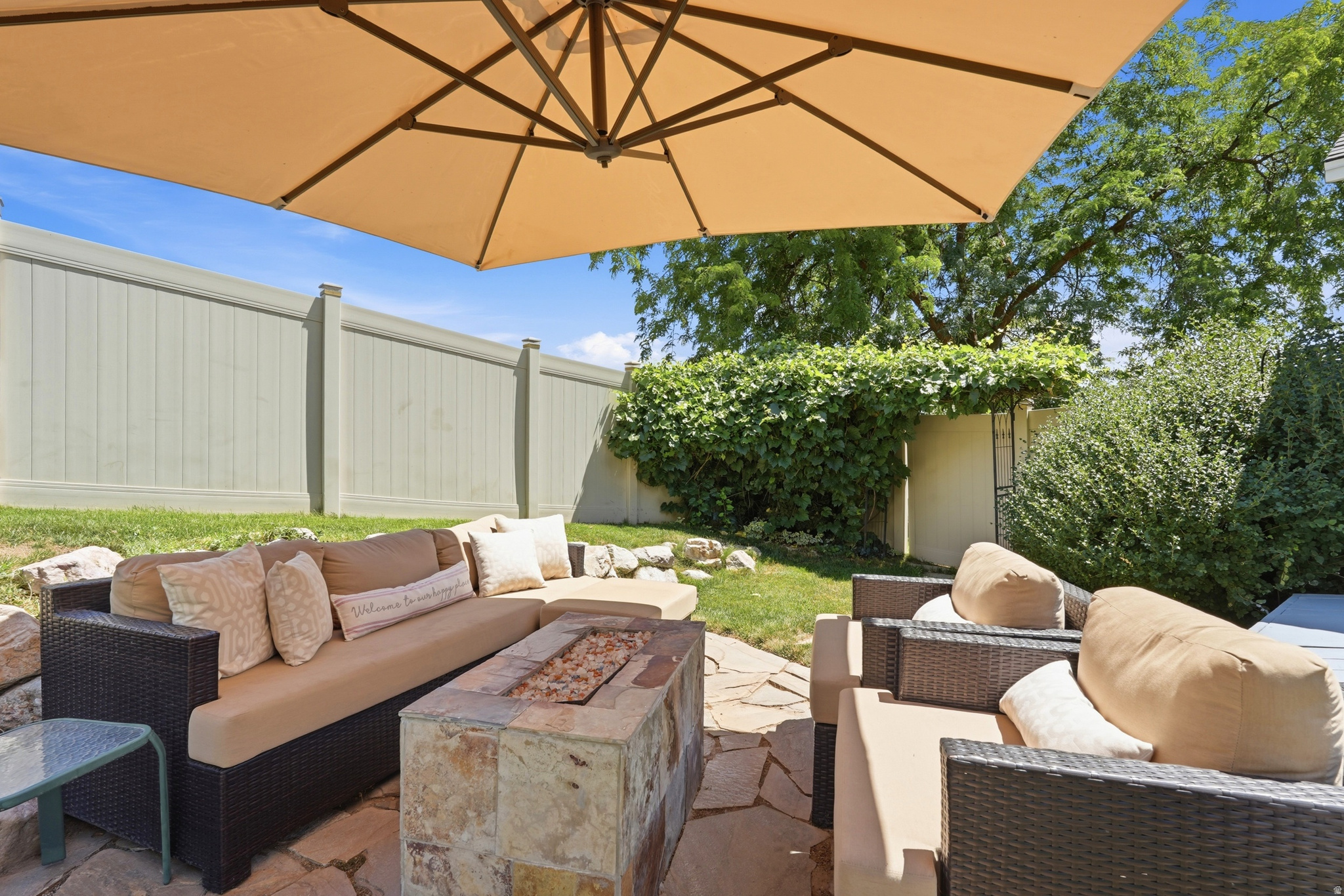 COUNTRY HOLLOW - Residential