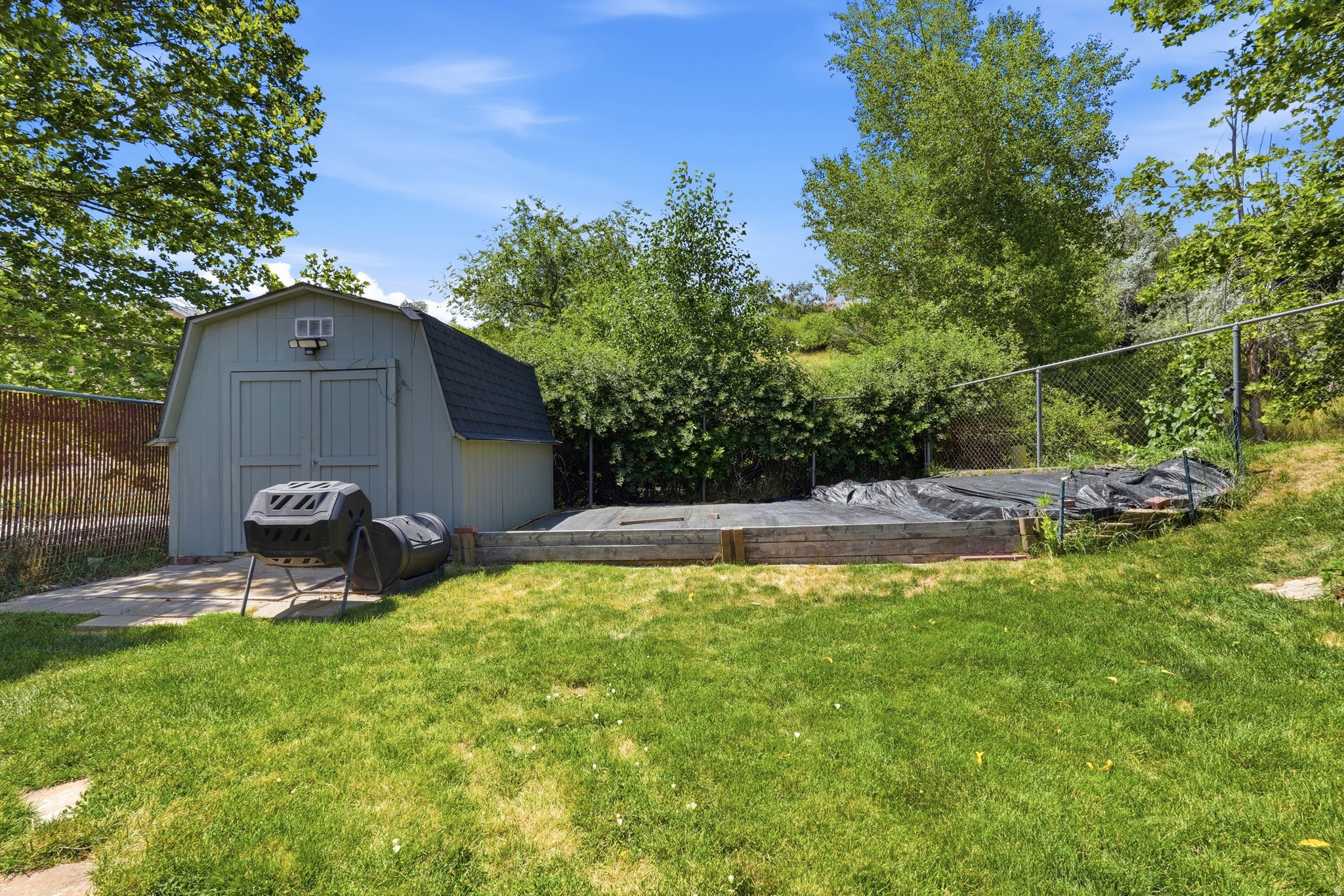 COUNTRY HOLLOW - Residential