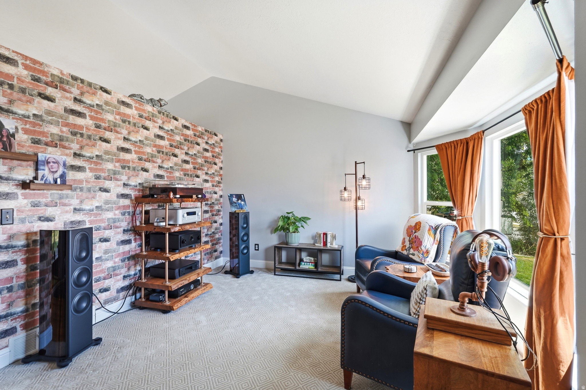 COUNTRY HOLLOW - Residential