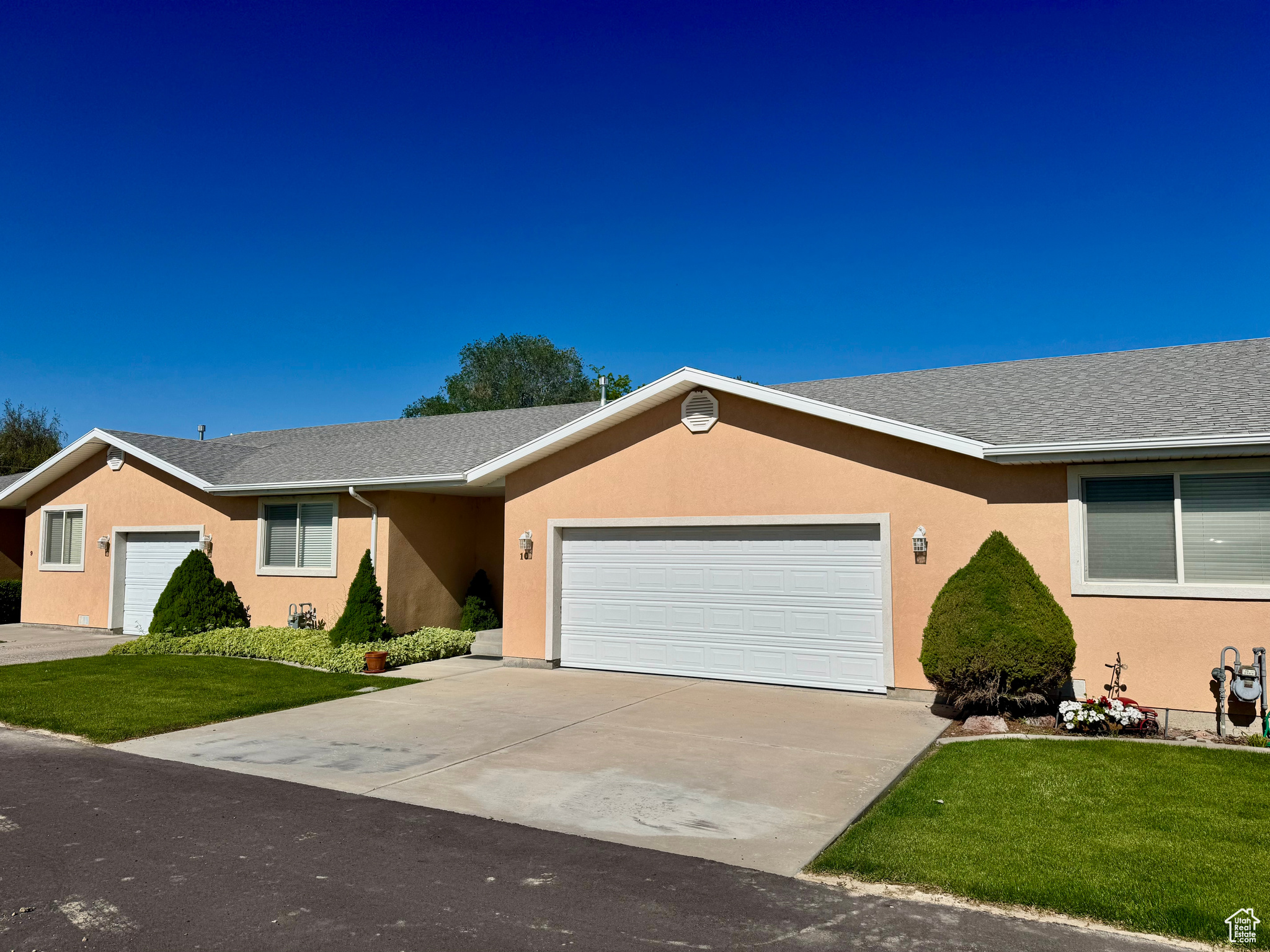 Seller willing to participate in a 2-1 rate buy down or contribute to closing costs for the buyer. Well maintained single level townhome in a 55+ community. Tile flooring throughout, open floor plan, large primary bedroom/bath, plus an additional bedroom & full bath. Move-in ready! HOA maintains front yard and common areas. Private back yard with vinyl fencing and patio. Two car garage. Great location in Delta, plus walking distance to many amenities.