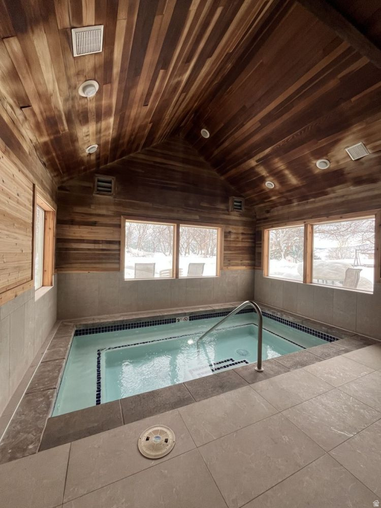 SWISS OAKS CONDOMINIUMS - Residential Lease