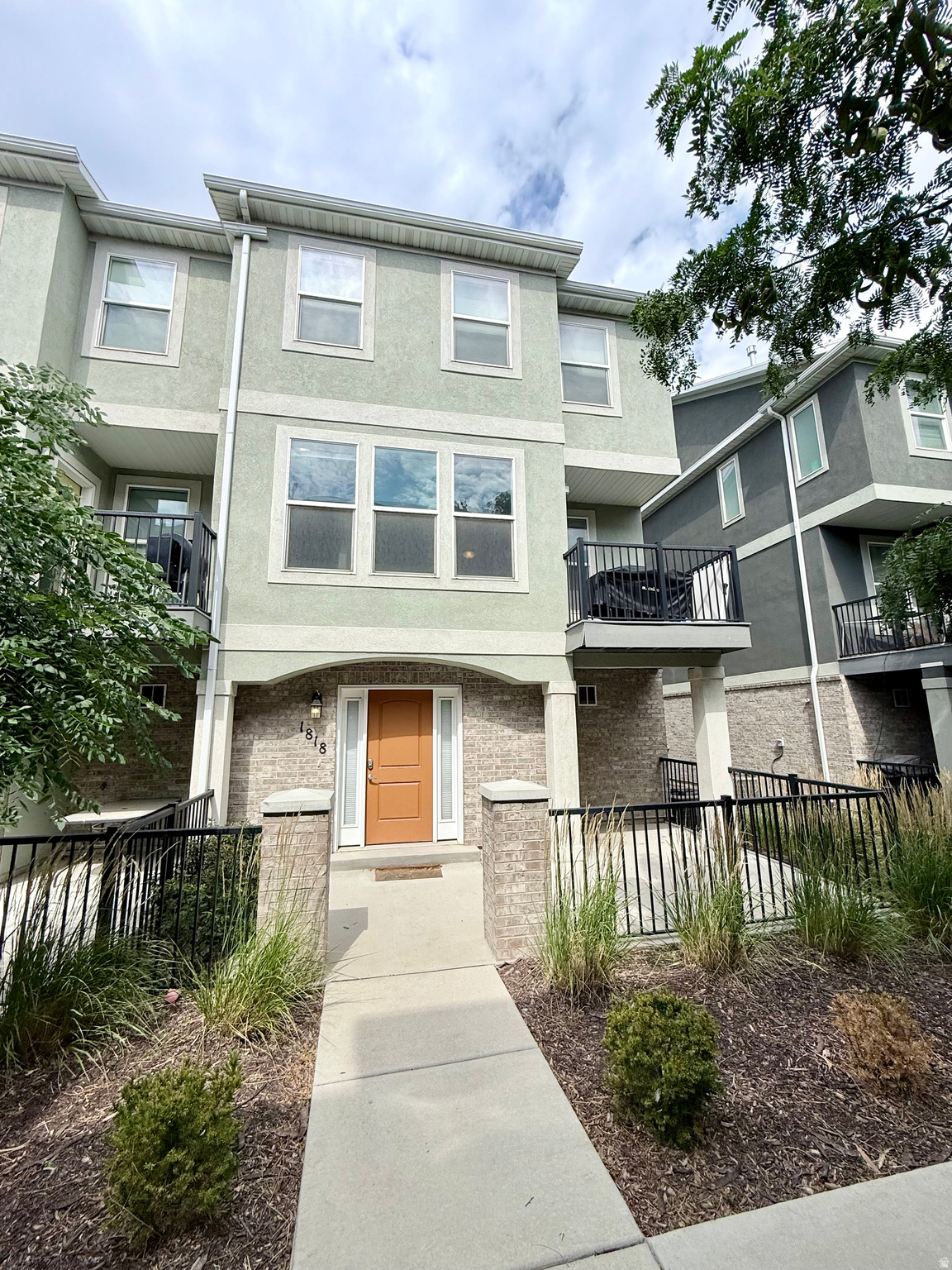 Come see this beautiful  3 bedroom, 2.5 bath, row-end townhome! Lots of large windows and natural light throughout that feature honeycomb blinds that open/close from the top or bottom of the window to customize your lighting and privacy however you'd like. Quick access to major roads and freeways makes it easy to get where you need to go. Next to the front door is a ground-level, partially covered, fully fenced private patio. Garage, storage closet, and mechanical room are all accessible from the entryway foyer. Upstairs on the second level you'll find a perfect layout for entertaining, featuring a beautiful kitchen with breakfast bar and dining area that flows into the large family/great room, which sports a covered balcony deck that's prefect for relaxing or grilling. A half bath completes the second level. The third level features a spacious master bedroom with a large walk-in closet, master bath with double sink vanity, and large walk-in shower. Another full bathroom, bedrooms two and three (both good-sized bedrooms), a storage closet, and the laundry complete the third level. Fridge, washer, and dryer are included!   If Buyer uses seller's preferred lender, SaveRight Mortgage, buyer will get a "Bank Buster Mortgage" with a 30-year fixed conventional rate as low as 5.875%, or an FHA or VA rate as low as 5.25% for the par/market rate-no buydown points required. Get a lower rate and payment and save tens-of-thousands in interest paid when you buy this townhouse with the Bank Buster below market interest rate!