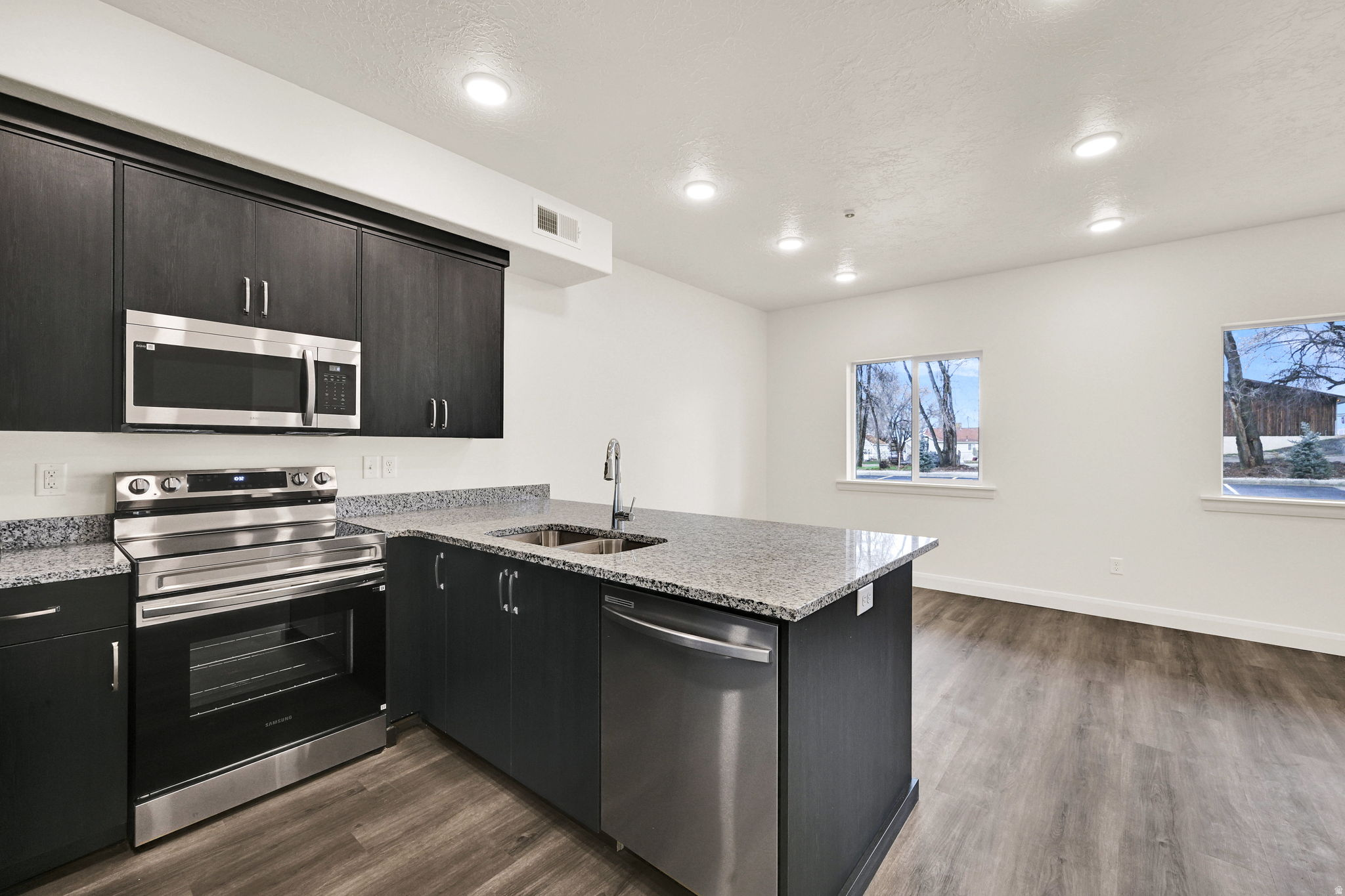 ASPEN APTS - Residential