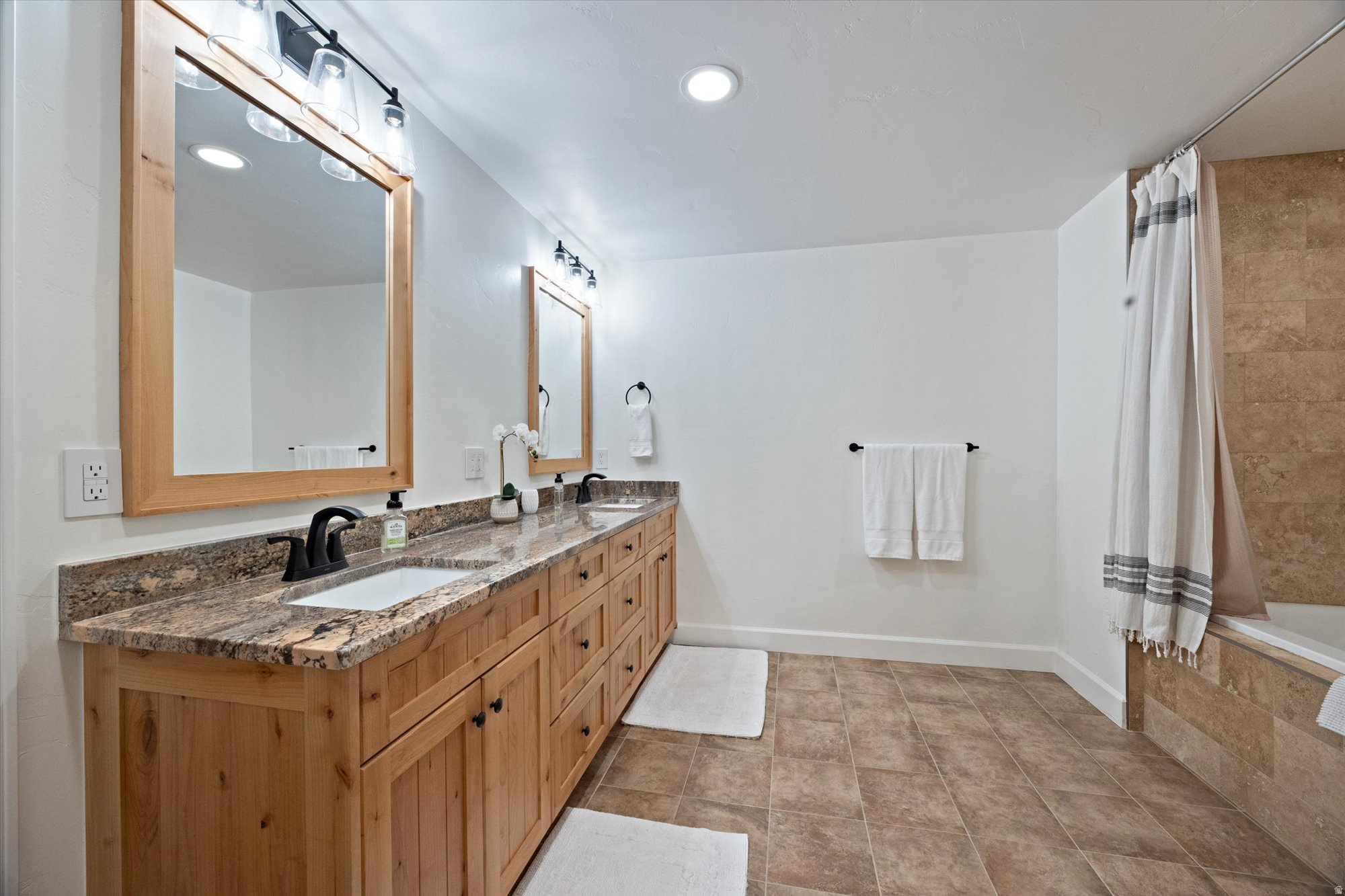 TRAPPERS RIDGE - Residential