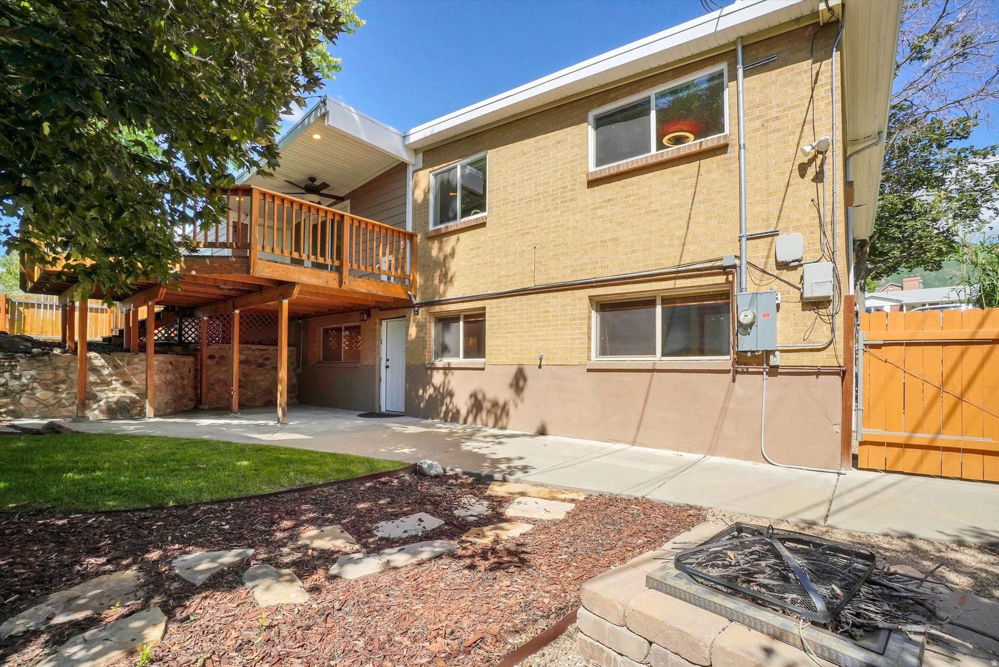 MAYWOOD HILLS - Residential
