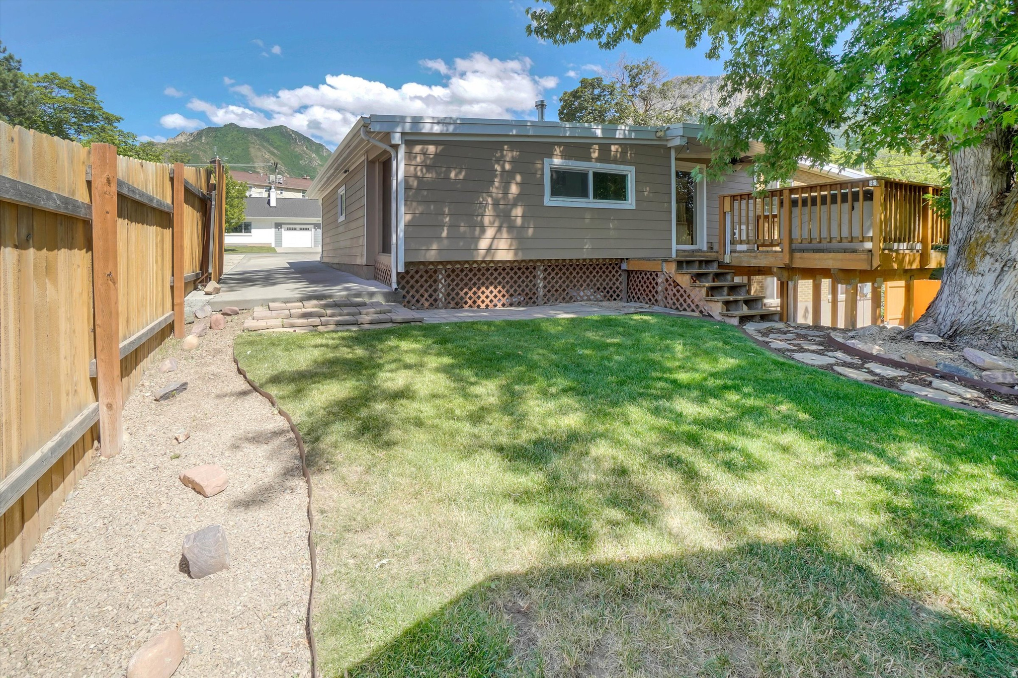 MAYWOOD HILLS - Residential