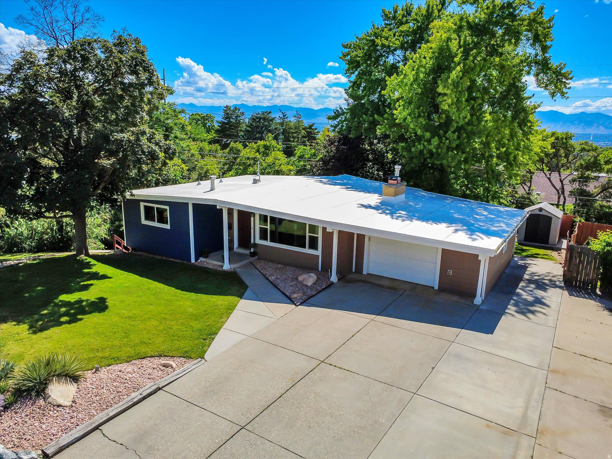 MAYWOOD HILLS - Residential