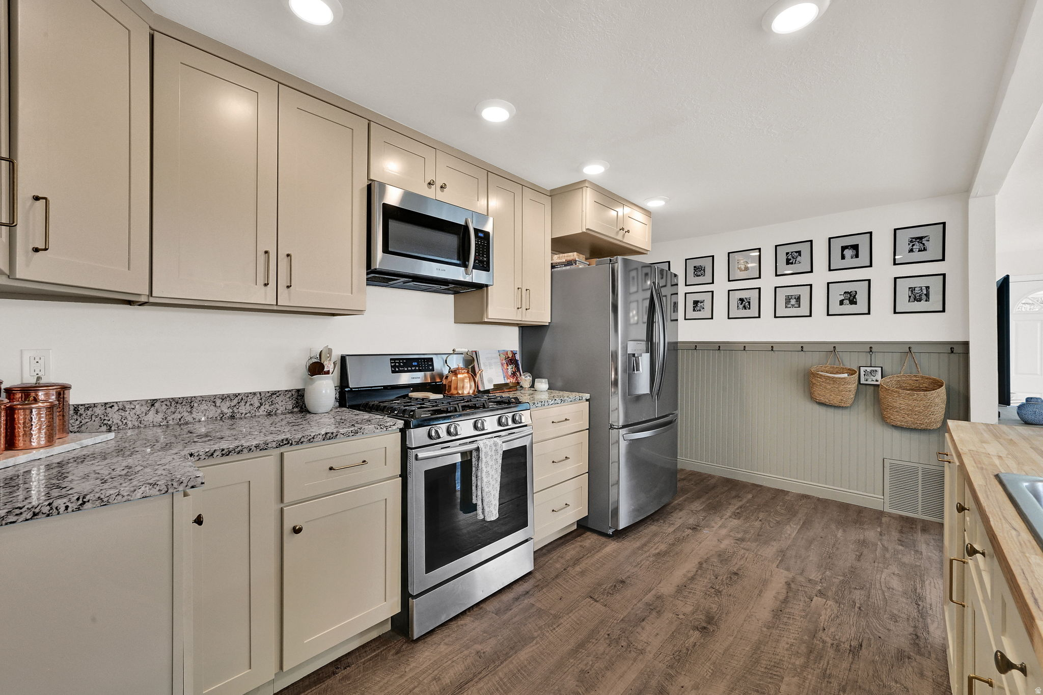 COUNTRY CLUB HEIGHTS - Residential