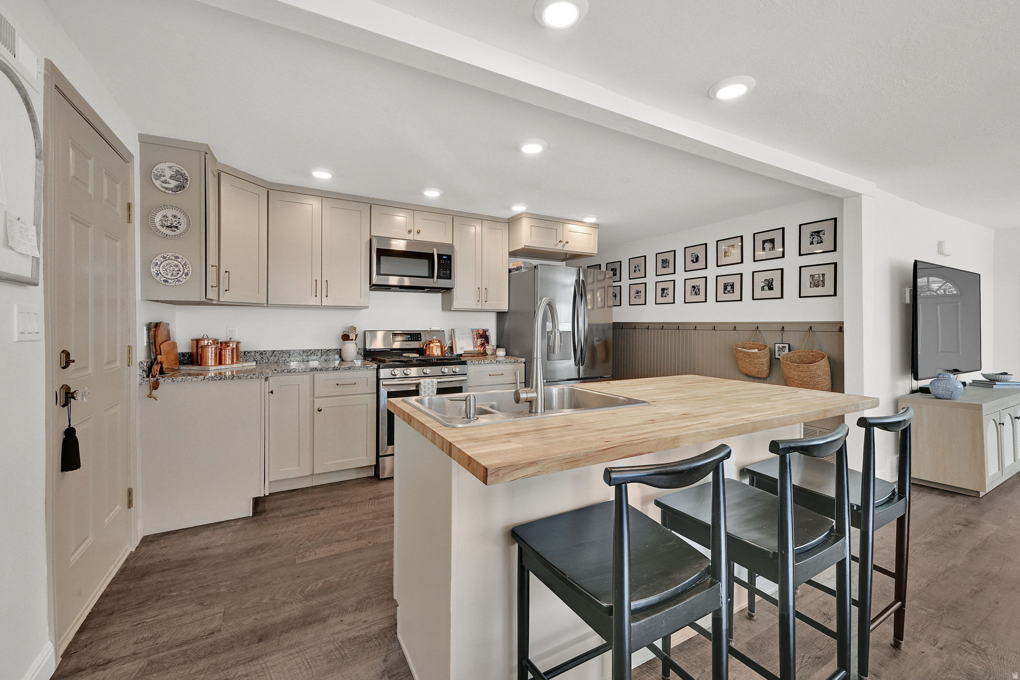 COUNTRY CLUB HEIGHTS - Residential