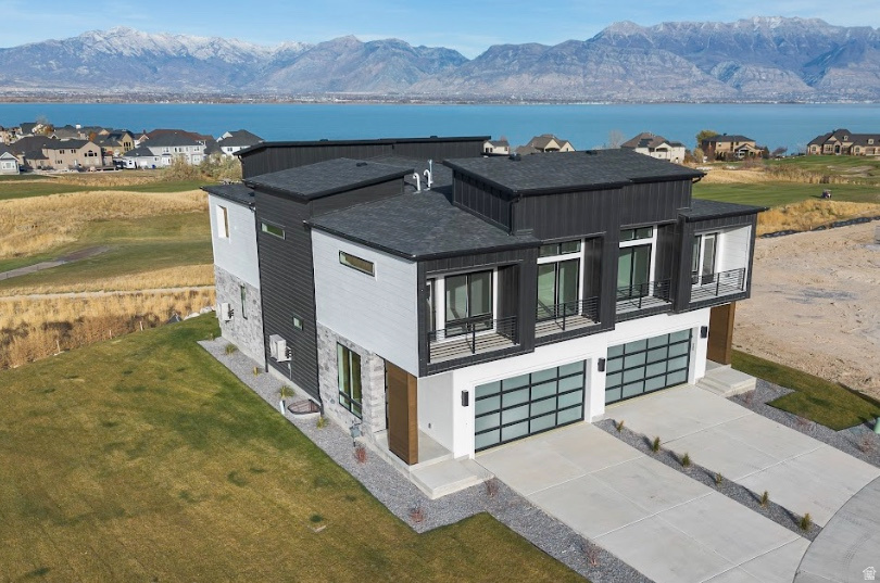 FAIRWAYS TOWNHOMES - Residential