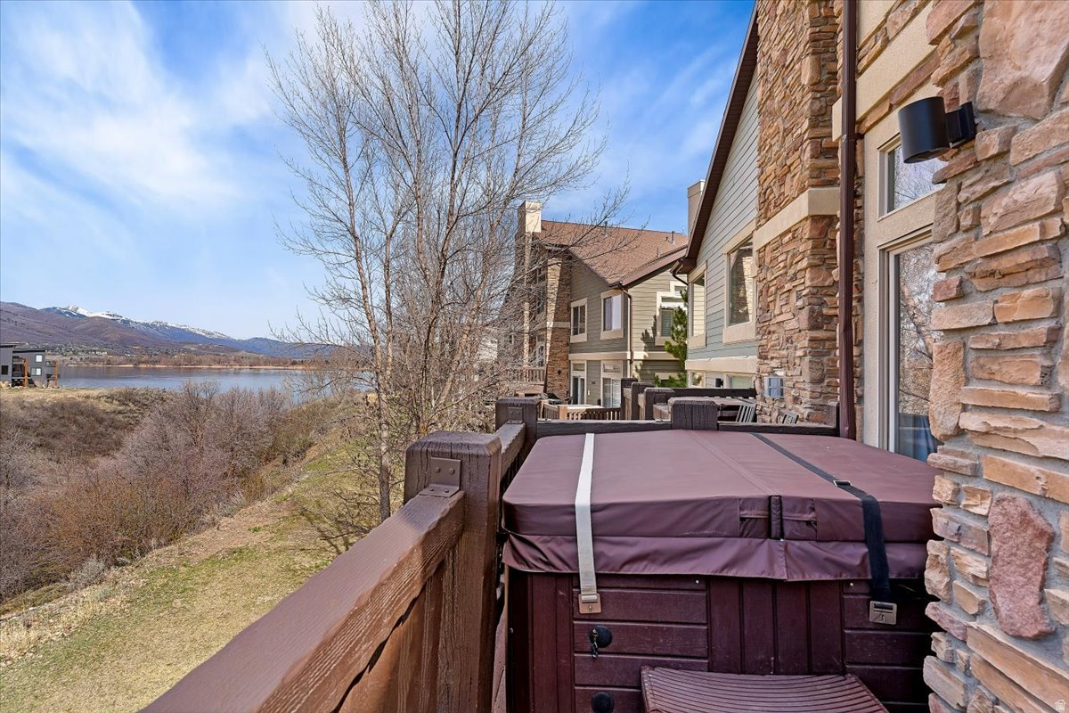 LAKESIDE VILLAGE - Residential