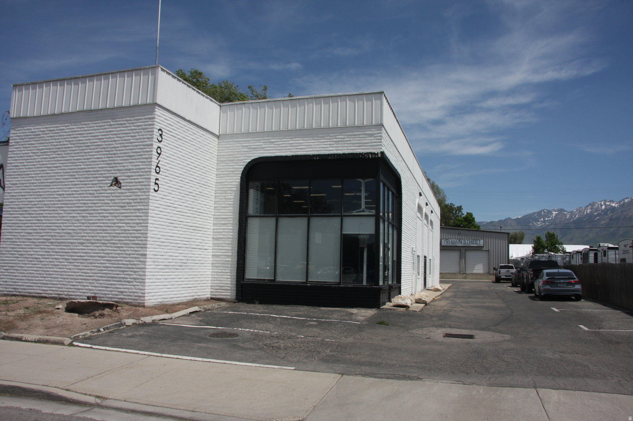 14,065 SF Available -5,700 SF Warehouse -8,364 SF Office Forced-Air Gas Heaters Two (2) Dock-High Doors 18' Clear Height In Warehouse 15 Parking Stalls Zoning: C (Commercial) Excellent Central Valley Location State Street Frontage