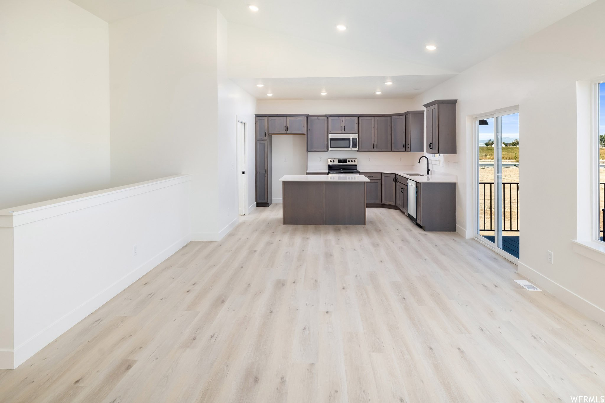 SMILING H - Residential