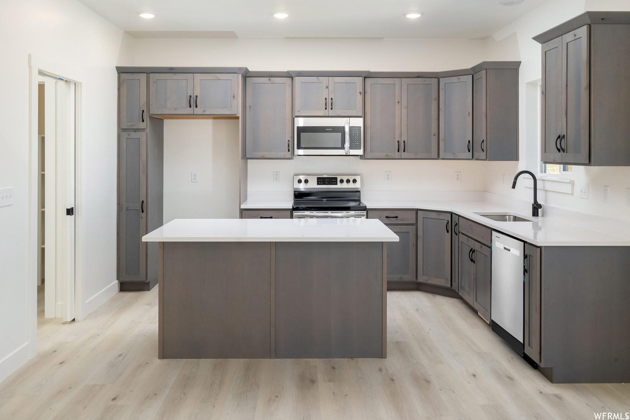 SMILING H - Residential