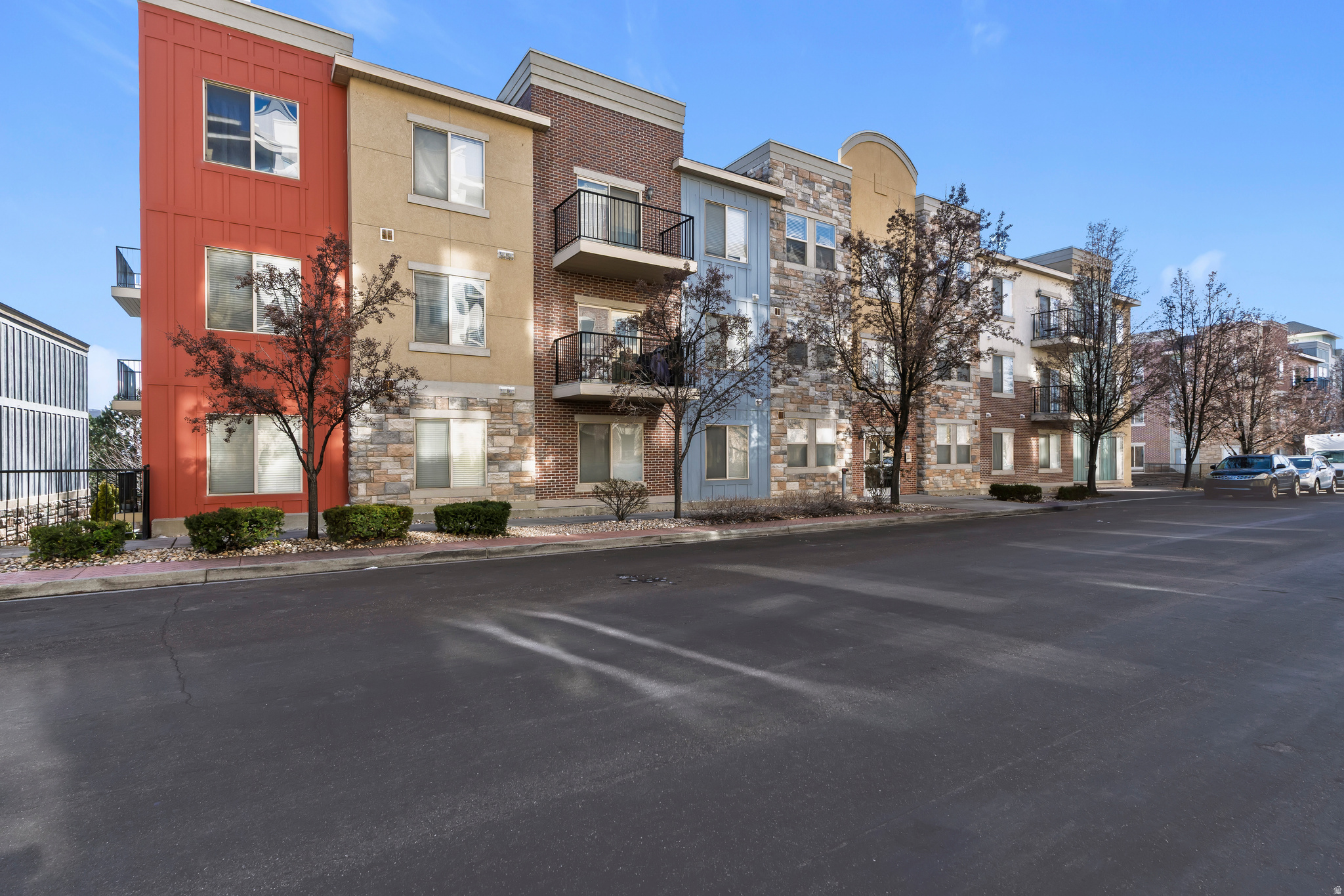 PRICE IMPROVEMENT! Take advantage of this beautifully maintained and generously sized 3-bedroom, 2-bath middle-level condo. Situated in a secure building, it offers easy elevator access to underground parking for added convenience. Residents enjoy an impressive selection of community amenities, including a clubhouse, fitness center, expansive outdoor pool, playground, and ample guest parking.