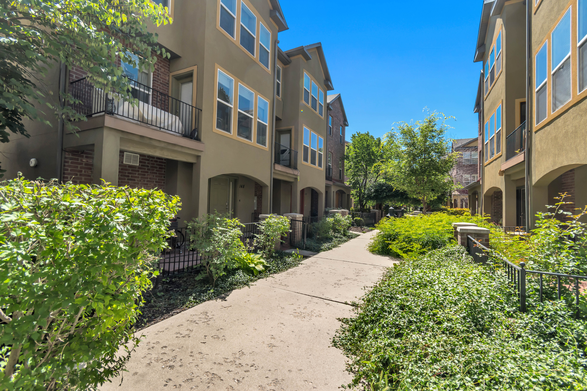 PLYMOUTH AVENUE TOWN - Residential