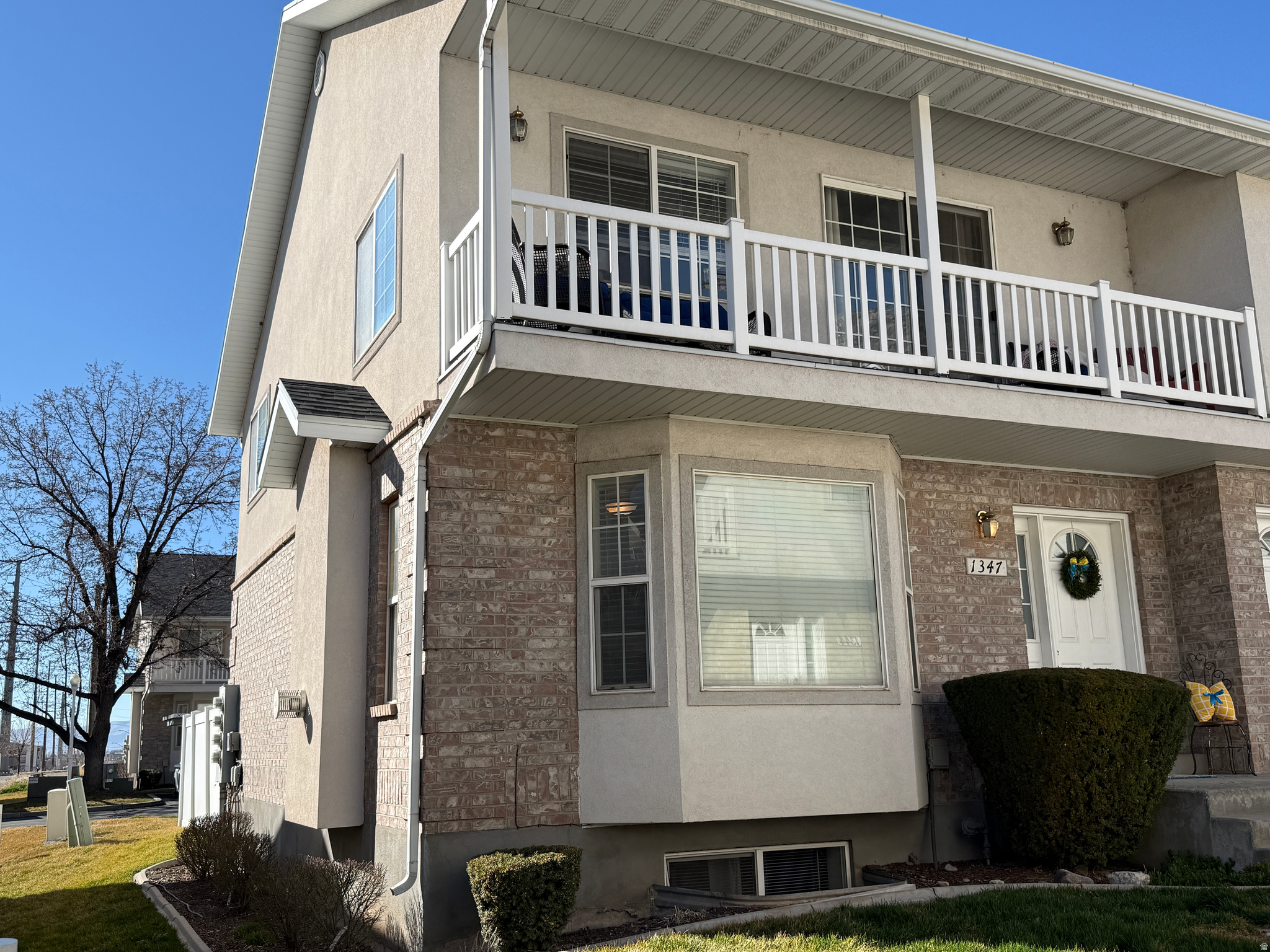HUGE Price reduction!  Could assume interest rate of 4.5% ! Updated Kitchen, BRAND NEW Furnace! AC just serviced! East side near mountains in desirable Location! 10 min to Springville or 10 min to BYU. End unit, Lots of windows, LARGE rooms, Lots of storage, Fully finished basementt, High end Travertine tile throughout, HUGE master bed with walk in closet, vaulted ceilings and personal balcony. Washer and Dryer INCLUDED!!!  TONS of Sq Ft!  GOTTA SEE to appreciate!