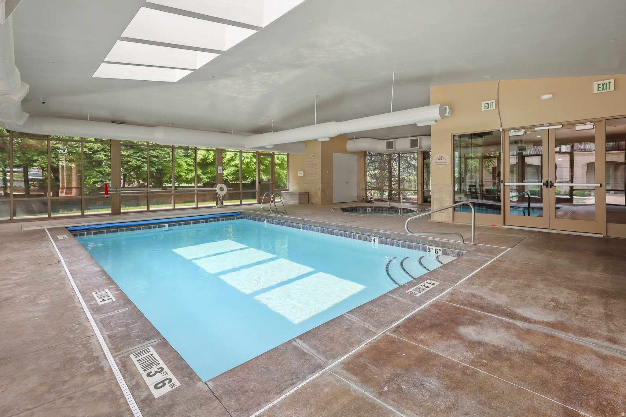 COUNTRY CLUB VILLAS - Residential